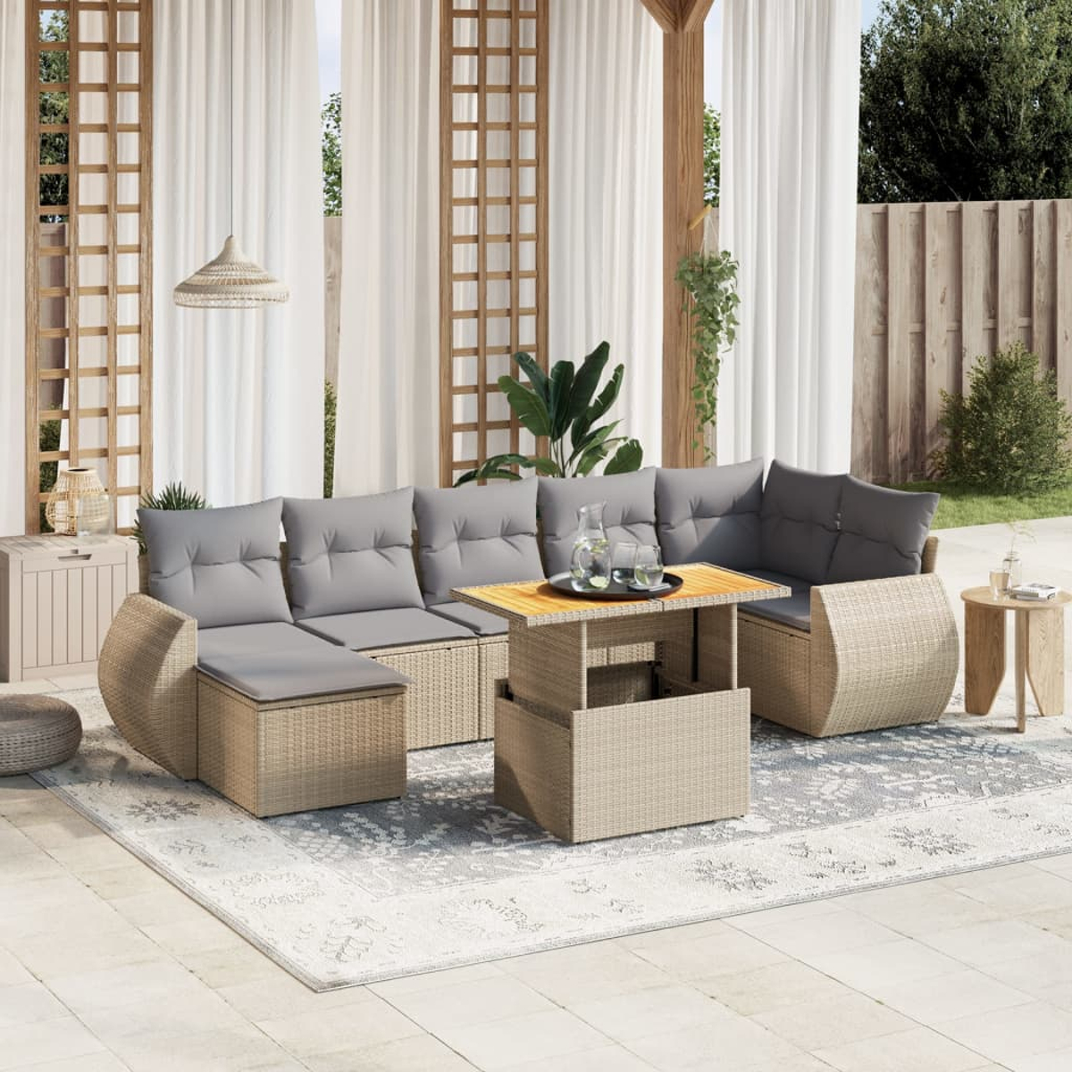 Terrassenmöbel mit beigen Möbeln, Kissen, einem Holztisch und einem Teppich. Weiße Vorhänge, sonniger Himmel.