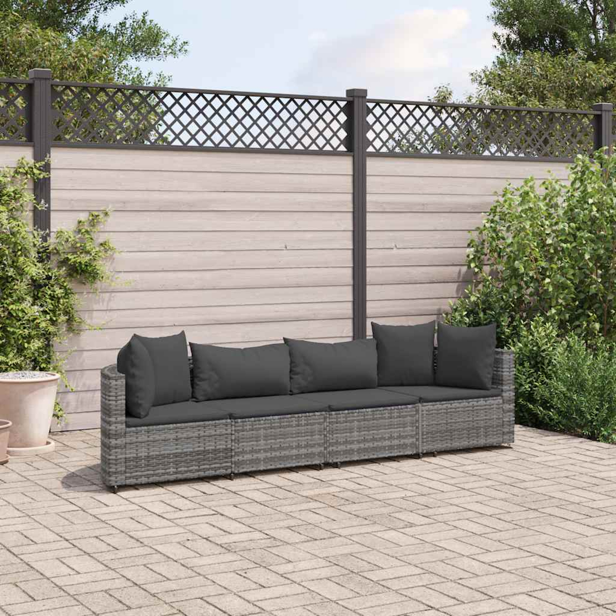 Langes Outdoor-Sofa aus Korbgeflecht mit grauen Kissen. Vor einem Holzzaun.
