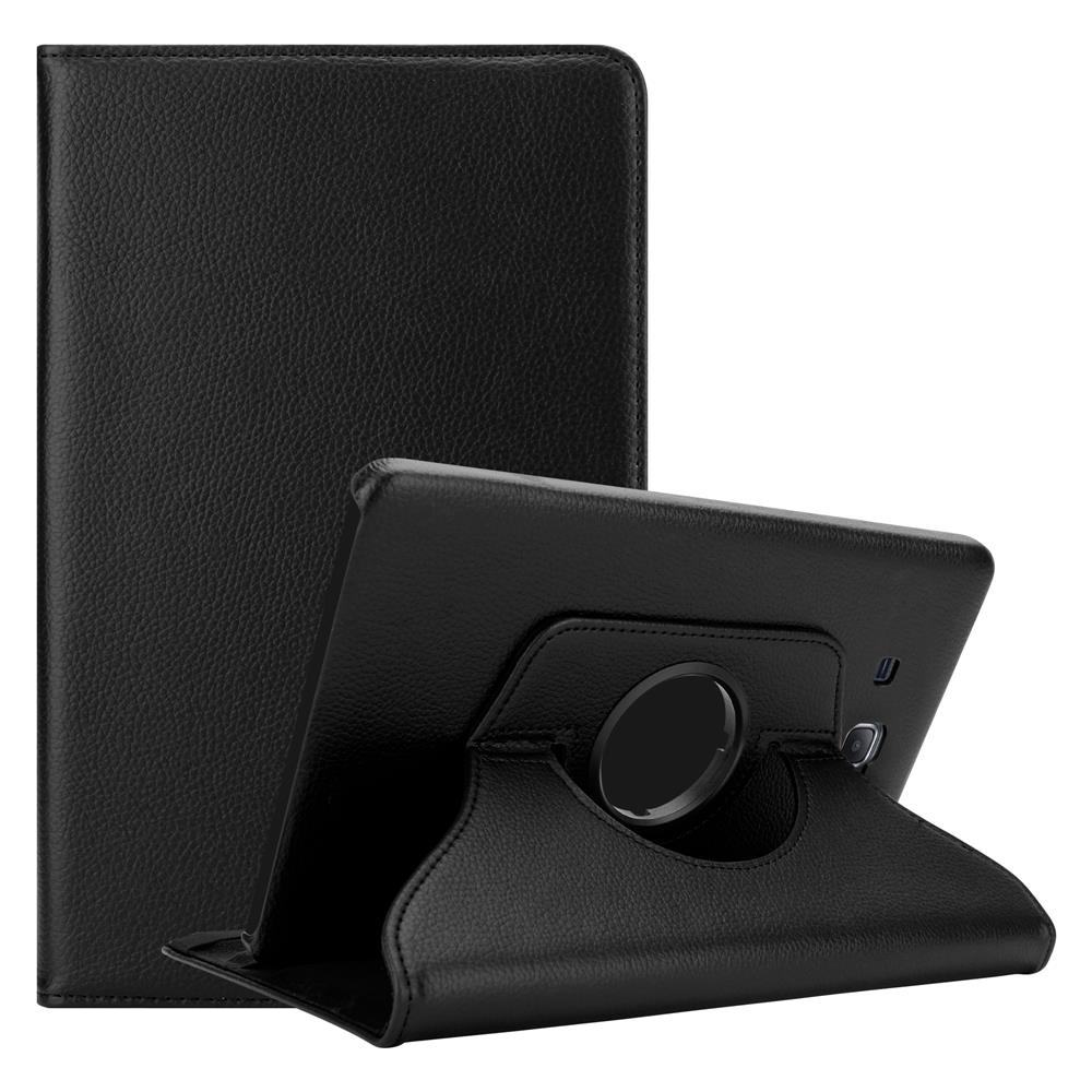 Funda de tableta negra en dos vistas: cerrada y abierta, mostrando la tableta. Está hecha de material similar al cuero.