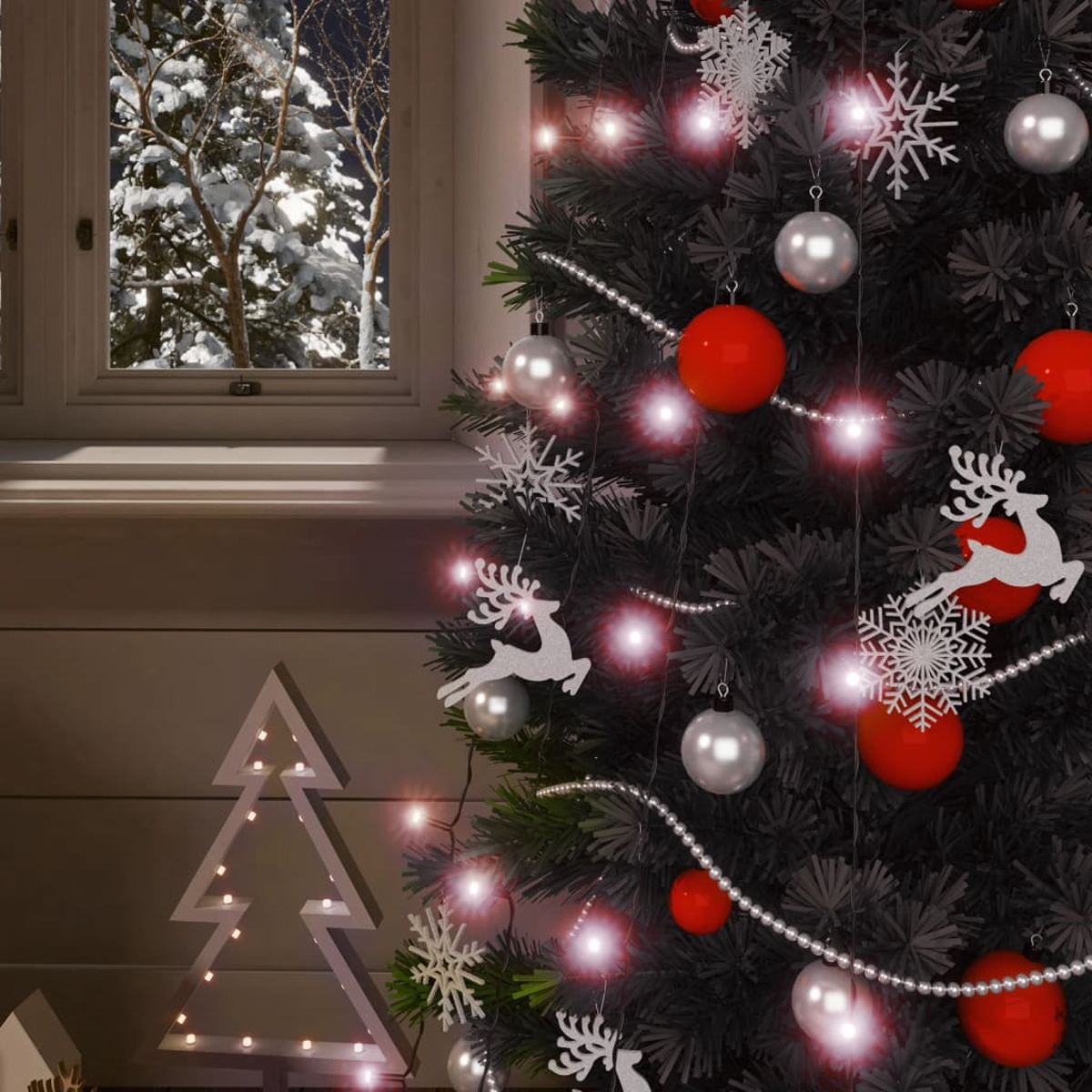 Weihnachtsbaum mit roten und silbernen Ornamenten, weißen Schneeflocken, Lichtern. Schnee draußen.
