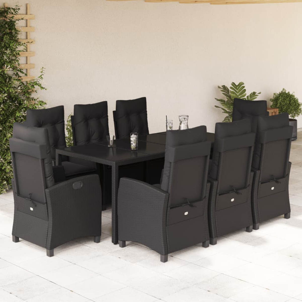 Schwarzes Ess-Set für draußen mit Stühlen, Tisch und Kissen. Heller Hintergrund.