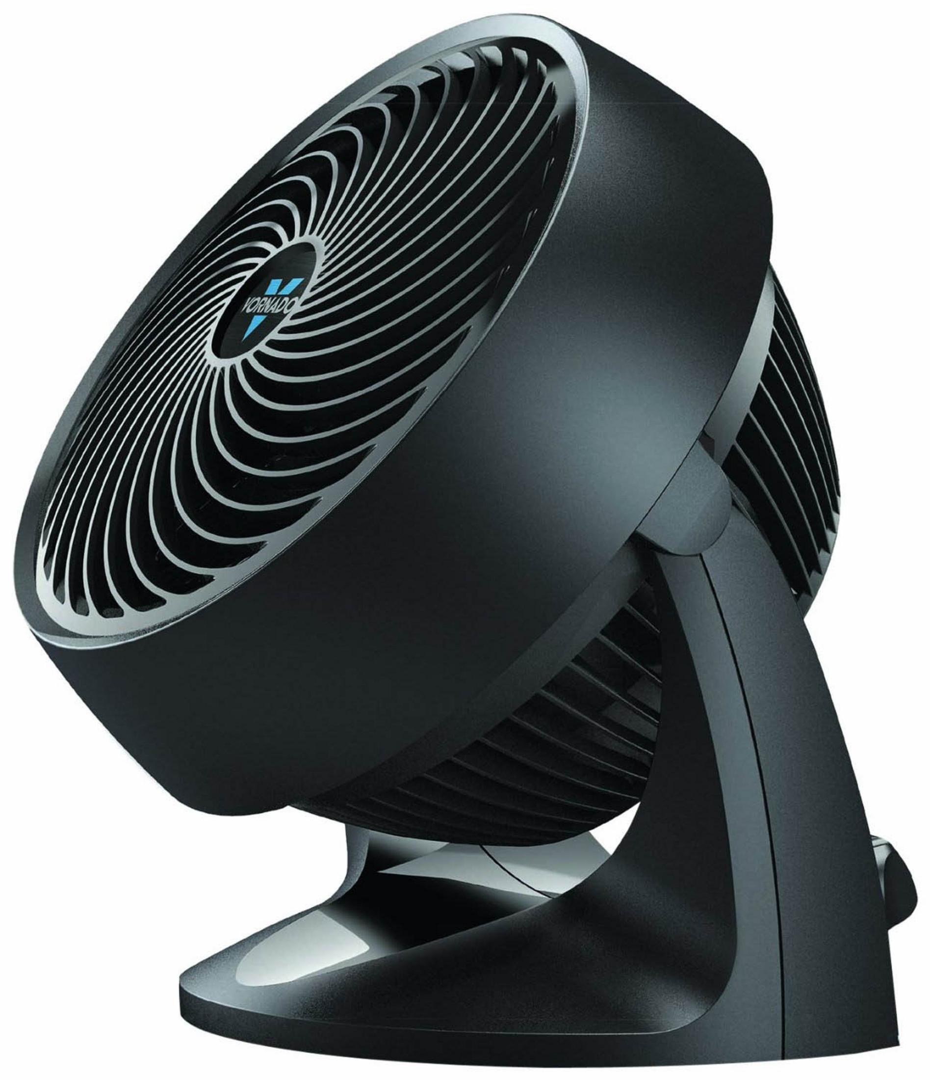 Schwarzer Ventilator mit silbernem Ring um die Rotorblätter. Es ist ein Vornado-Ventilator.
