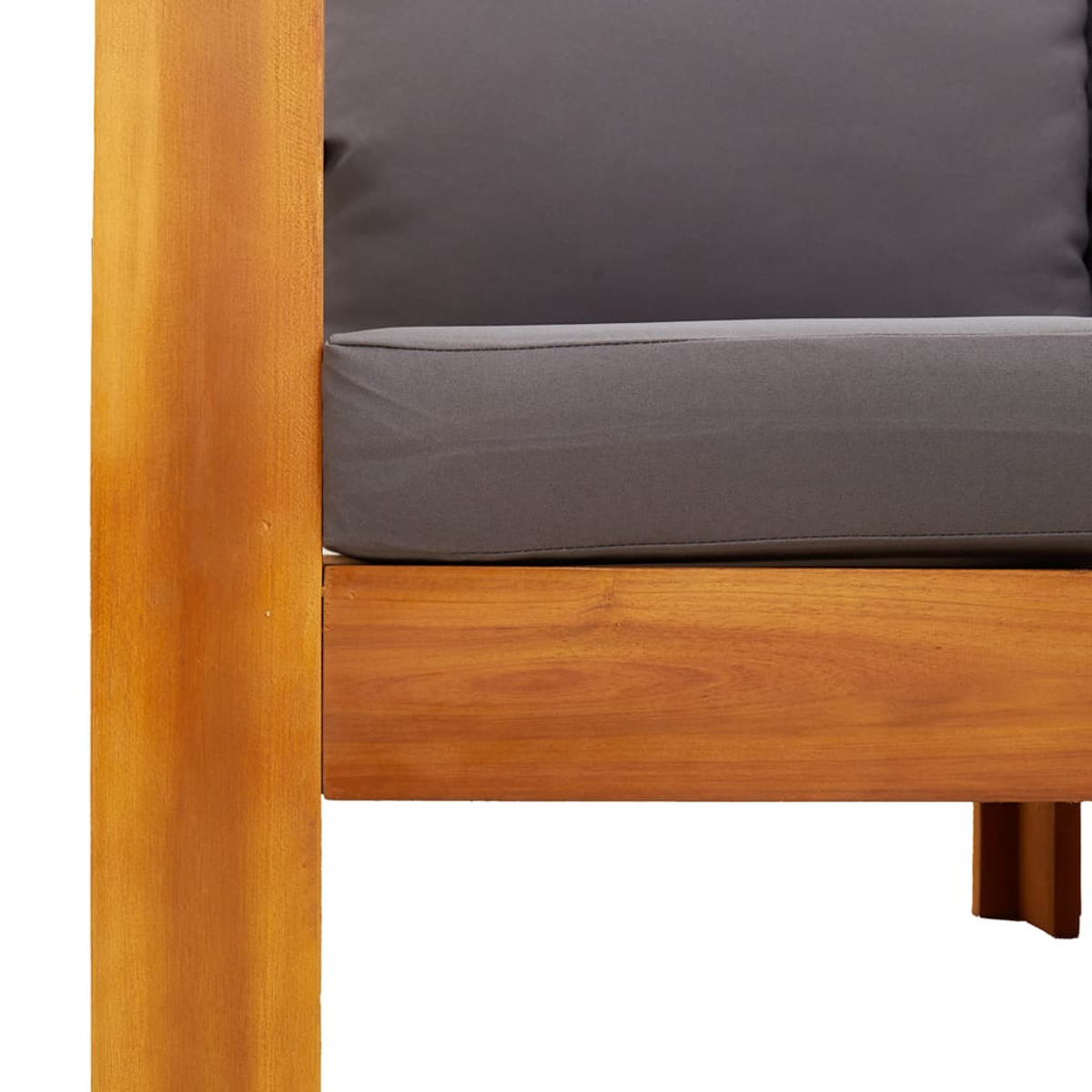 Primo piano di un bracciolo di sedia in legno e un cuscino grigio. Il legno è marrone chiaro.