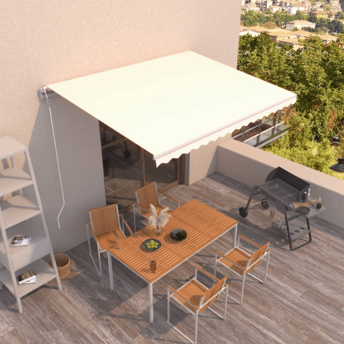 Draufsicht auf einen Holztisch, Stühle und eine Markise auf einer Terrasse mit Grill.
