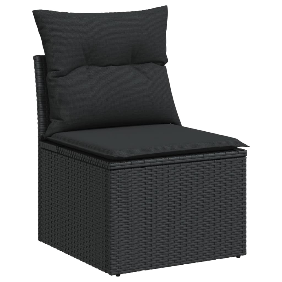 Sedia in rattan nero con cuscino. Lo sfondo è bianco.