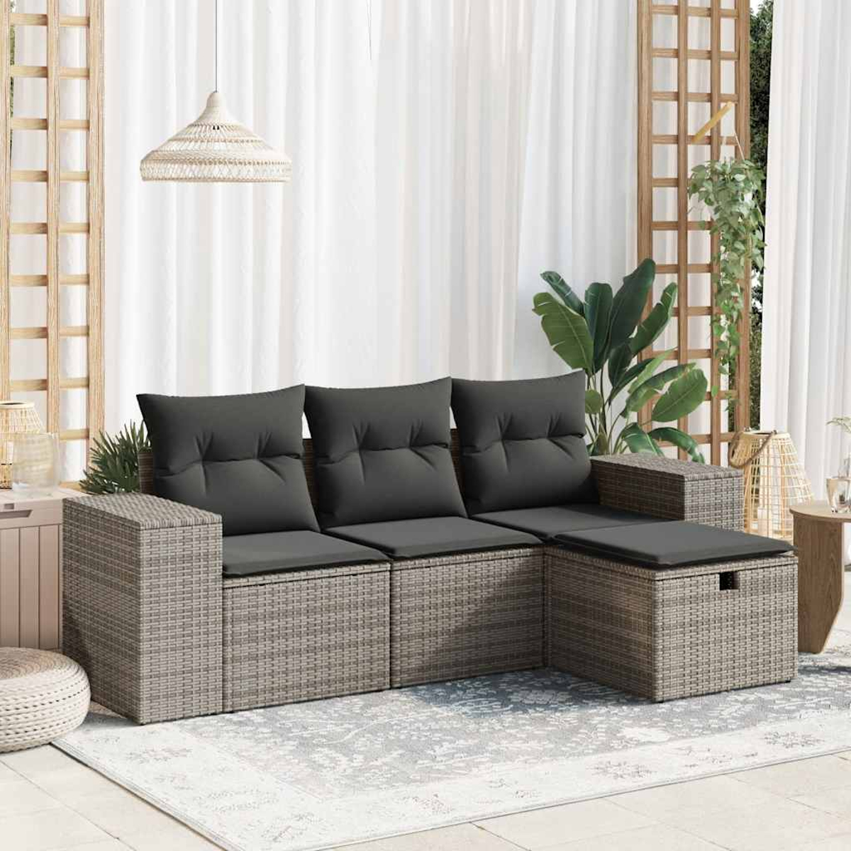 Graues Ecksofa aus Korbgeflecht mit Kissen in einem Raum mit Teppich und Vorhängen.