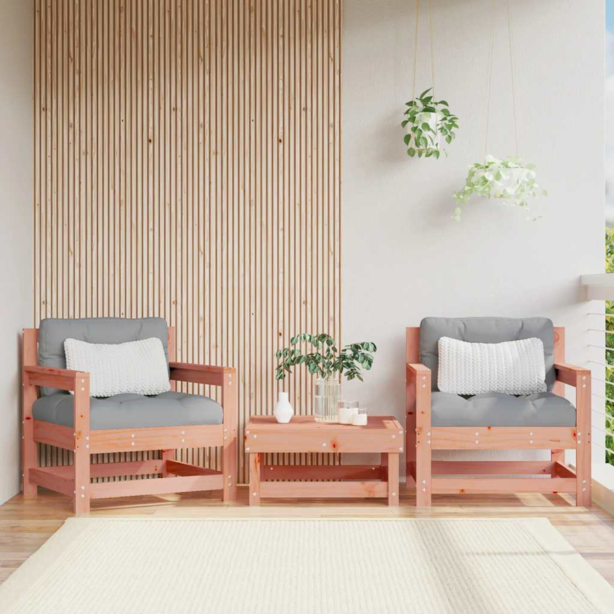 Zwei Holzstühle, kleiner Tisch und Teppich auf Balkon. Pflanzen und weiße Wand.