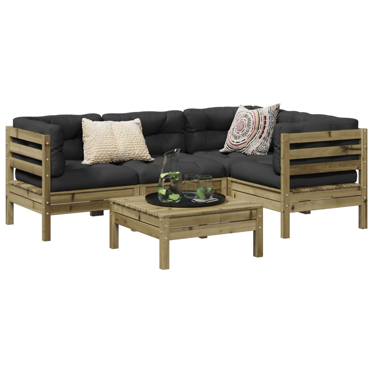 Holz-Ecksofa mit schwarzen Kissen. Ein Holztisch mit Getränken davor.