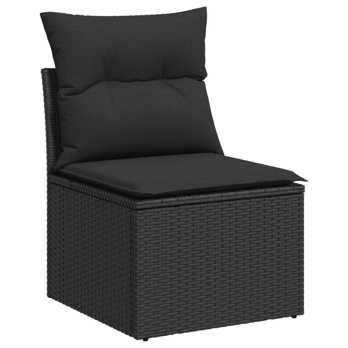 Schwarzer Rattan-Stuhl mit schwarzem Kissen und Kissen. Isoliert auf weißem Hintergrund.