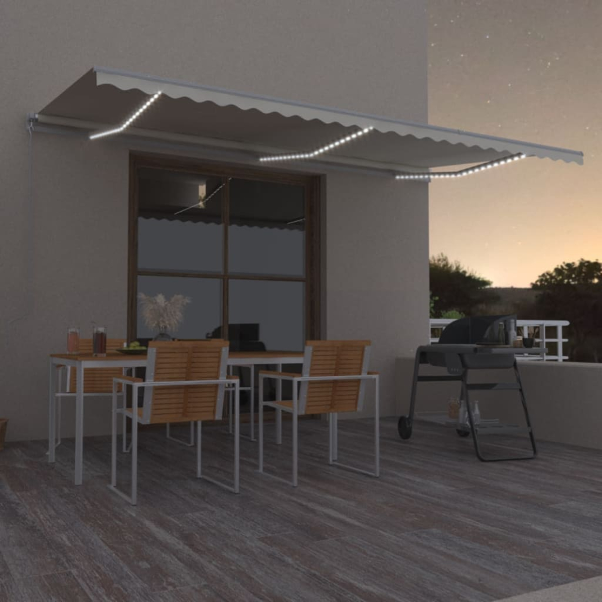Eine Markise mit Lichterketten über einem Tisch, der für eine Mahlzeit gedeckt ist. Ein Grill ist im Hintergrund.