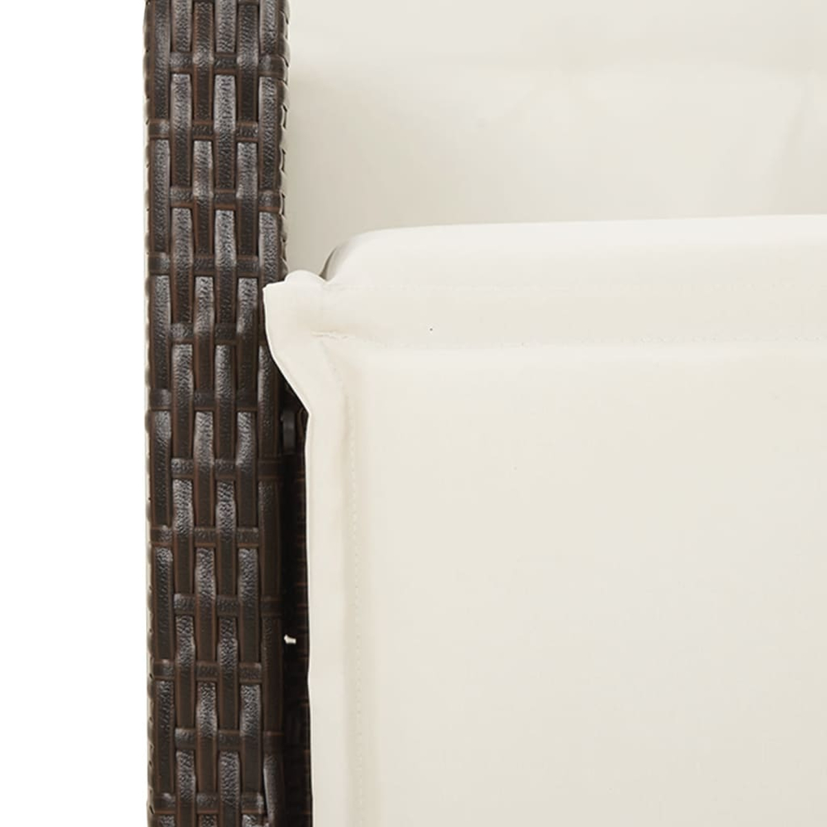 Primer plano de muebles de mimbre con cojín blanco.