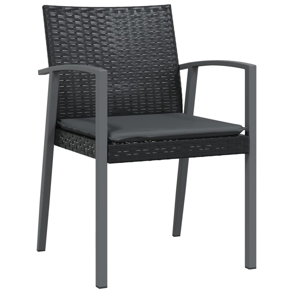 Schwarzer Rattan-Sessel mit Kissen. Graues Gestell, dunkelgraues Kissen. Weißer Hintergrund.