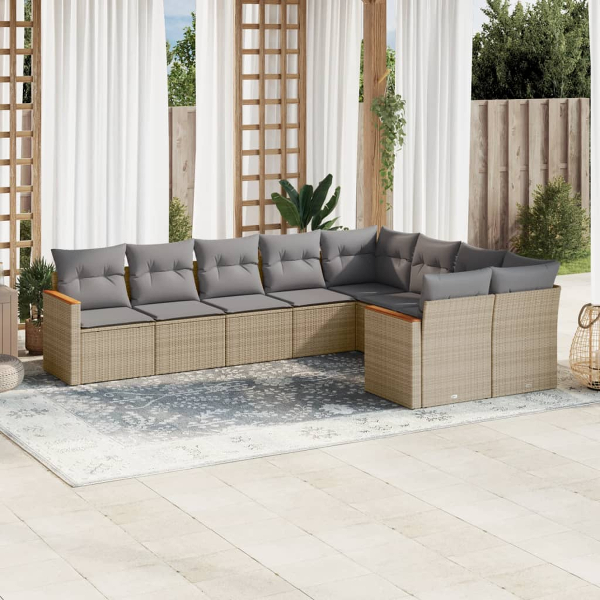 L-förmiges Outdoor-Sofa mit grauen Kissen. Hintergrund: Vorhänge, Holzrahmen, Grün.