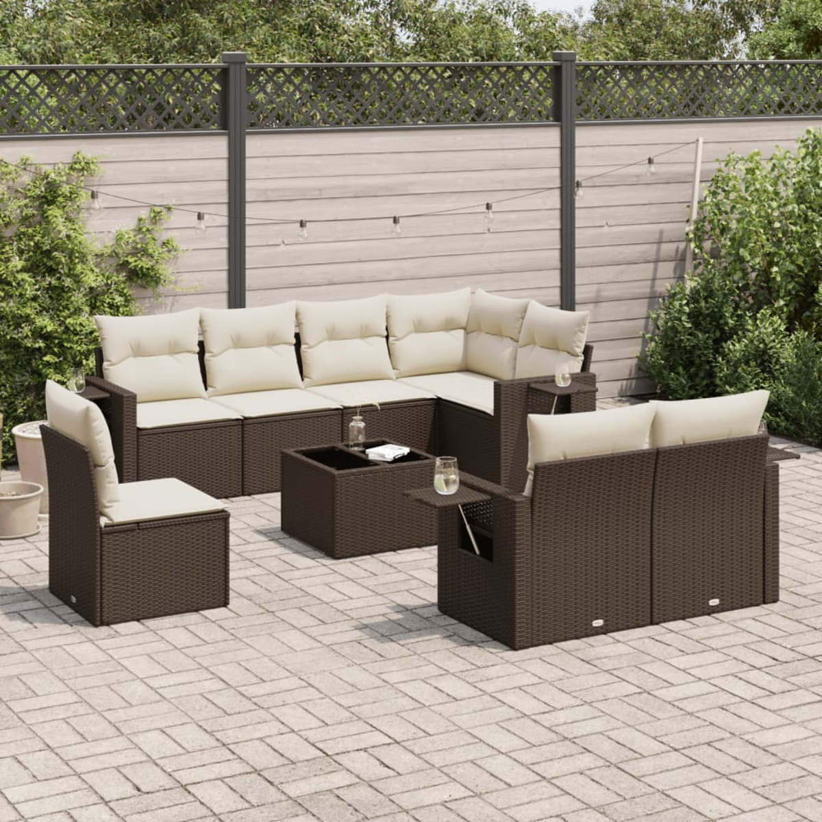 Set patio esterno con divano angolare, sedie e tavolino, tutto marrone scuro.