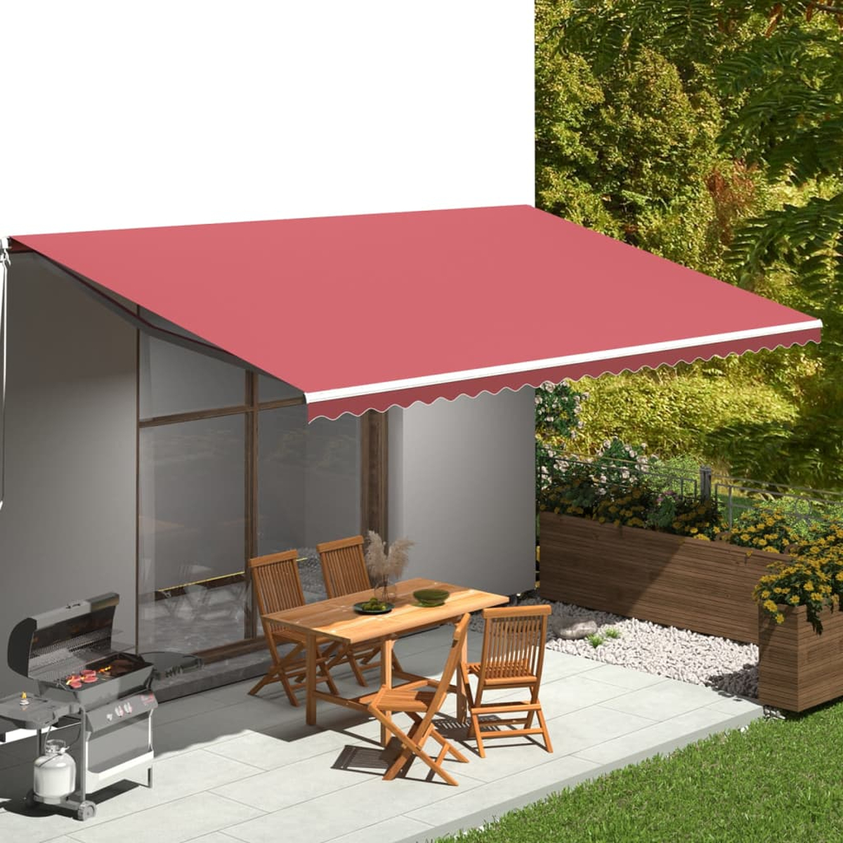 Eine Außenterrasse mit Markise, Tisch, Stühlen und Grill, mit Bäumen im Hintergrund.
