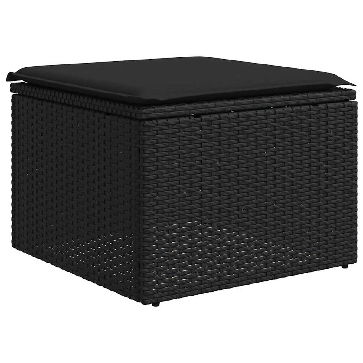 Un pouf contenitore nero intrecciato con un cuscino nero sopra. Il pouf è di forma quadrata.