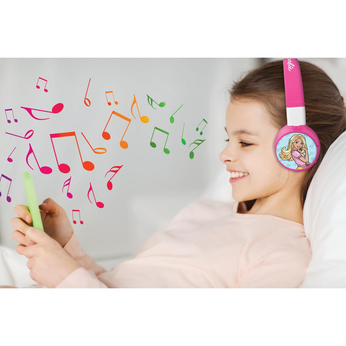 Una niña con auriculares Barbie, escuchando música. Notas musicales coloridas rodean su cabeza.