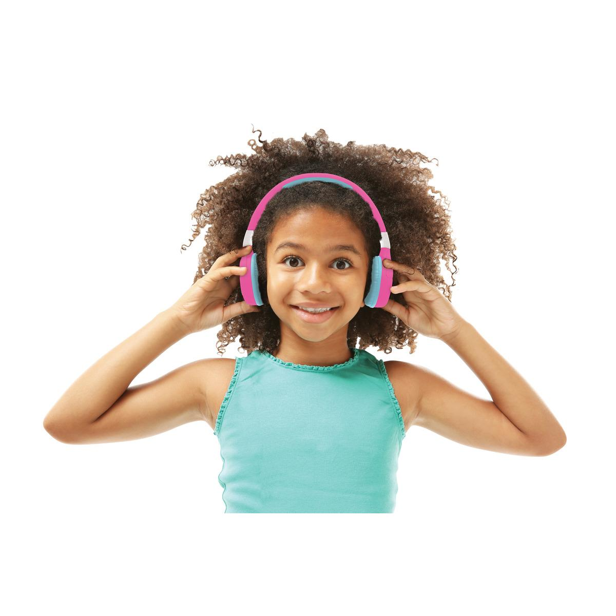 Chica con pelo rizado usando auriculares rosas y azules, sonriendo.
