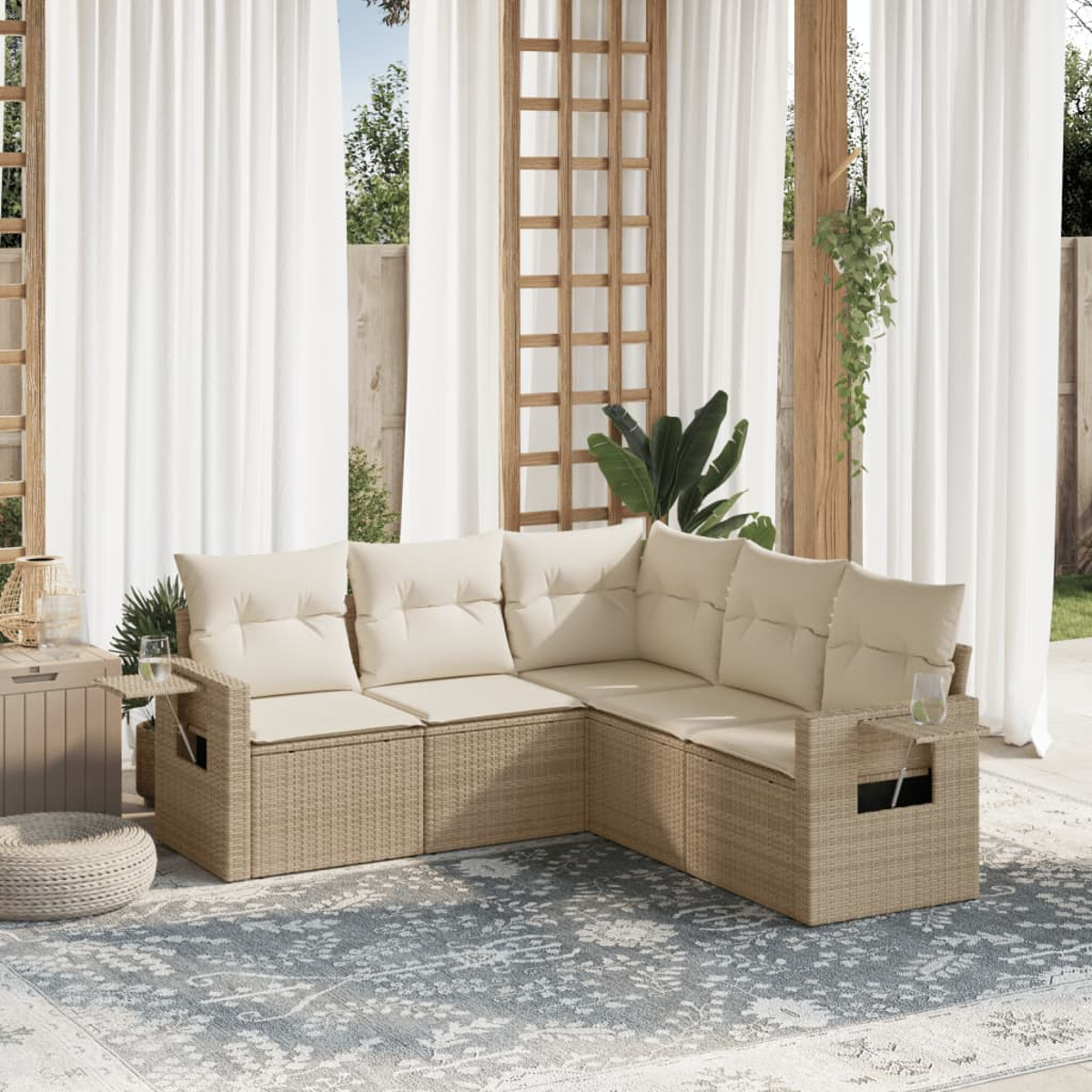 Ein Ecksofa aus Korbgeflecht mit cremefarbenen Kissen auf einem Teppich im Freien.