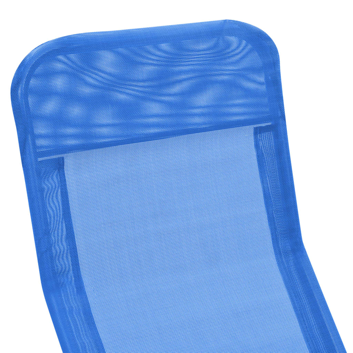 Nahaufnahme des blauen Netzgewebes eines Stuhls.