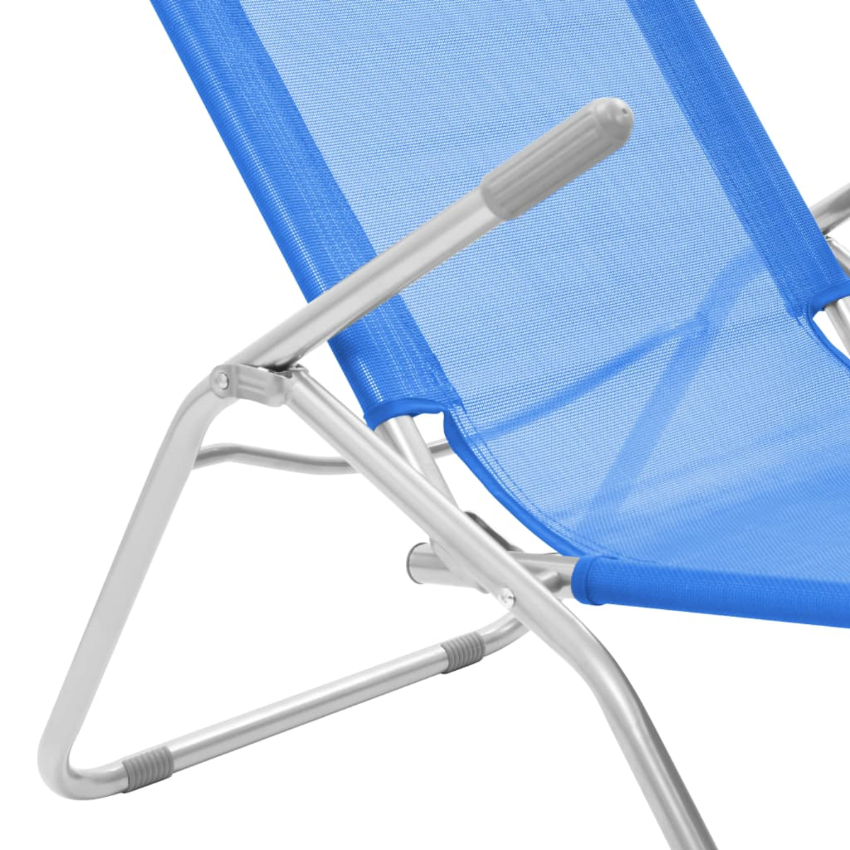 Blaues Netz und silberner Rahmen eines Strandstuhls. Nahaufnahme.
