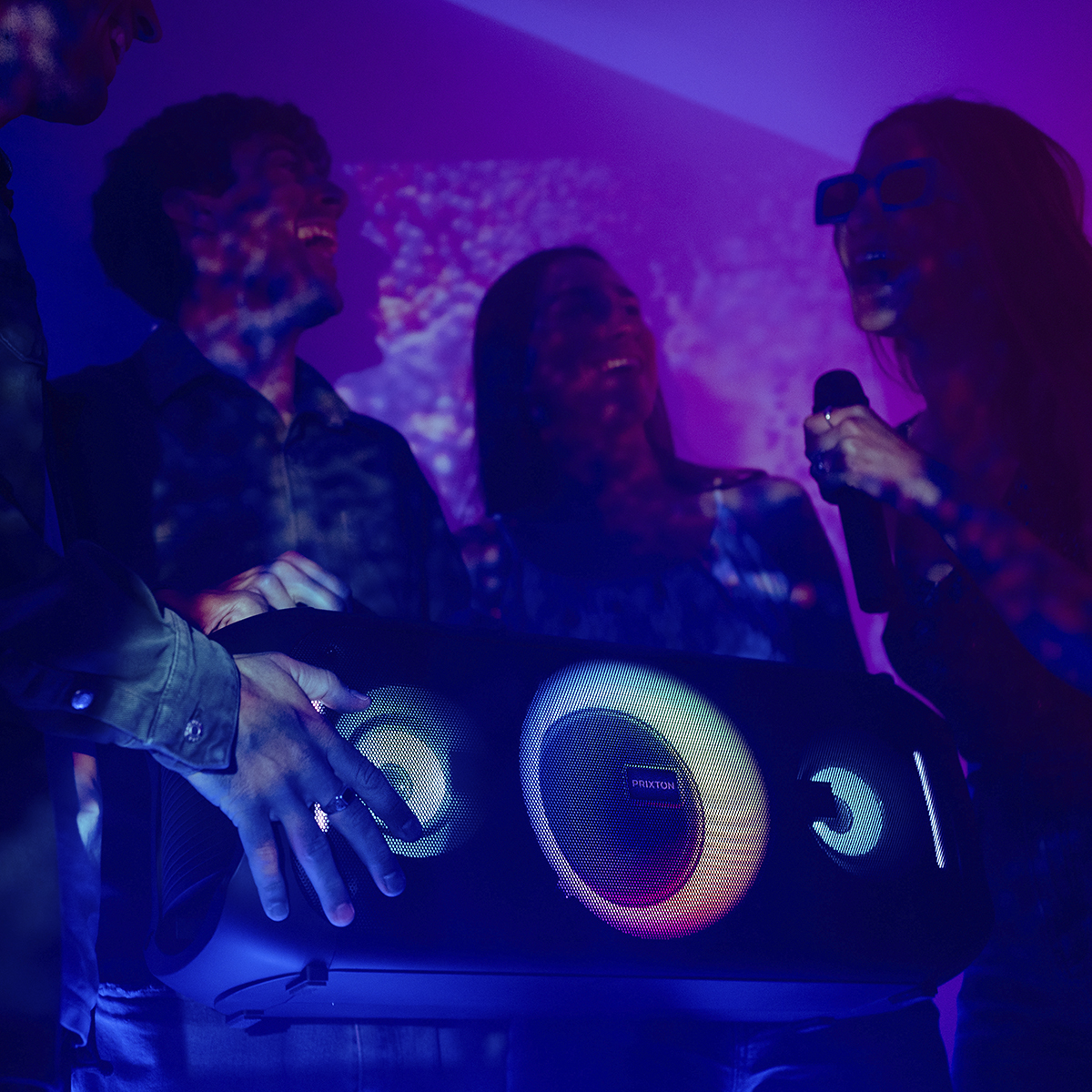 Ludzie na imprezie słuchający muzyki z głośnika.