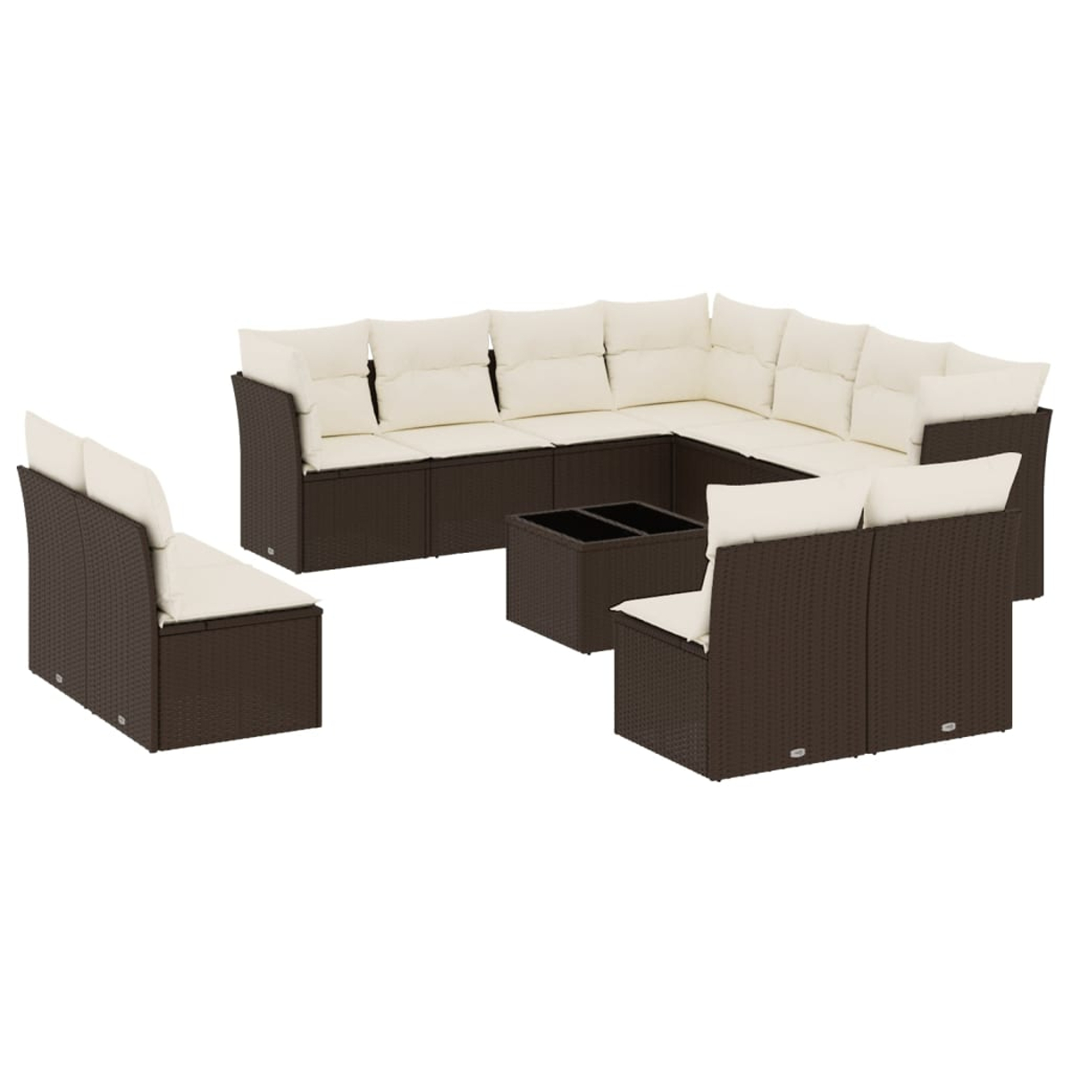 Set di mobili da esterno in vimini marrone scuro con cuscini color crema. Sfondo bianco.