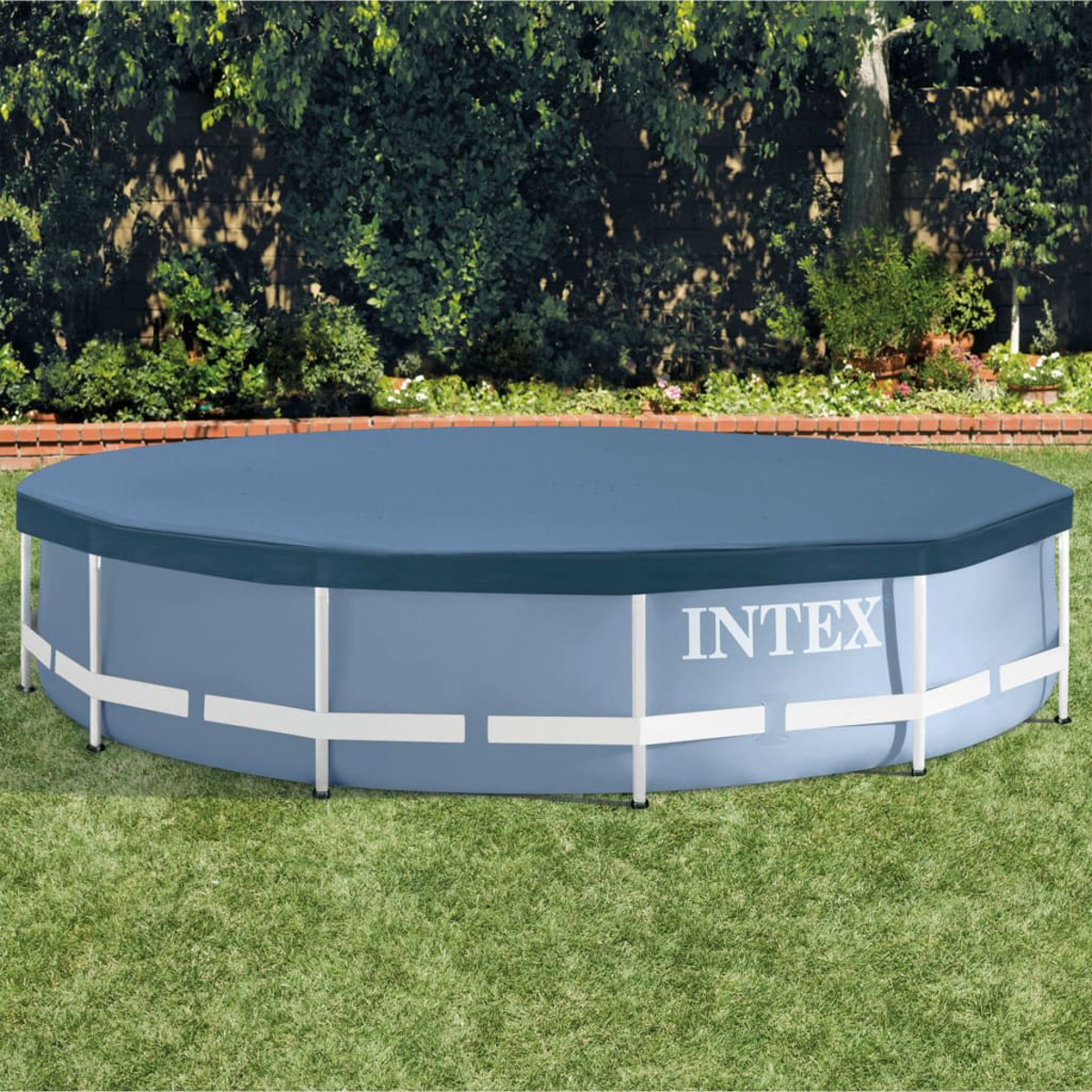 Blauer Aufstellpool mit Abdeckung. Der Pool steht auf grünem Gras, umgeben von Grün.