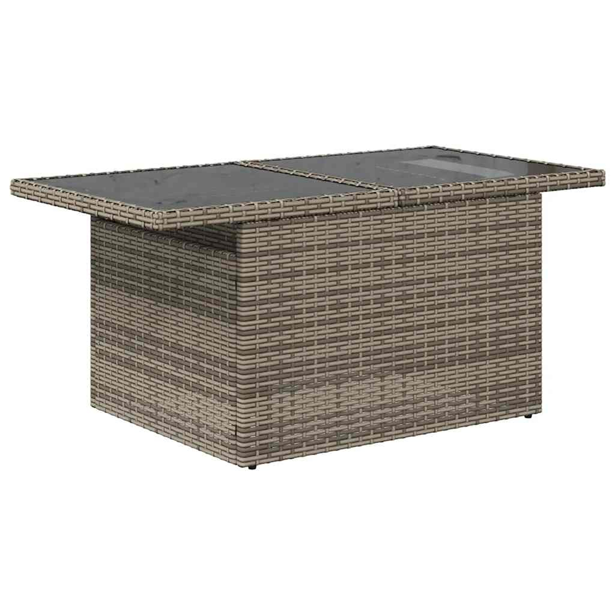 Tavolino rettangolare con piano in vetro scuro e base in vimini intrecciato, visto da un'angolazione bassa.