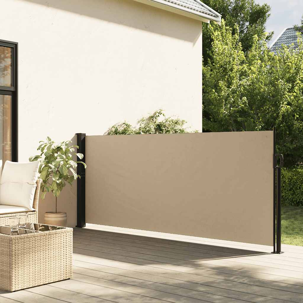 Outdoor-Sichtschutz, beiger Stoff, schwarzer Rahmen, auf Holzterrasse.