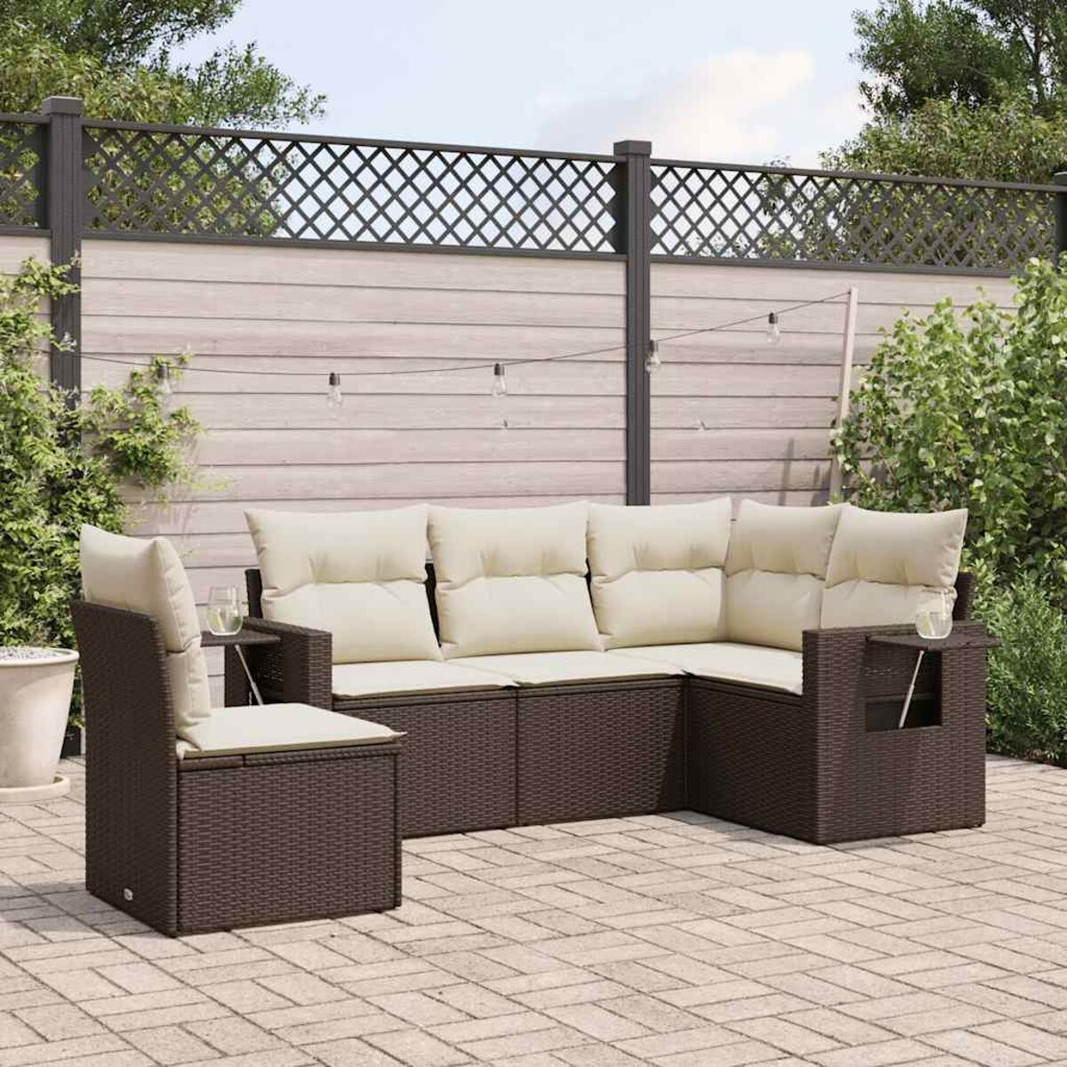 Braunes Rattan-Gartenmöbel-Set. L-förmiges Sofa, Sessel, Beistelltische. Terrasse.