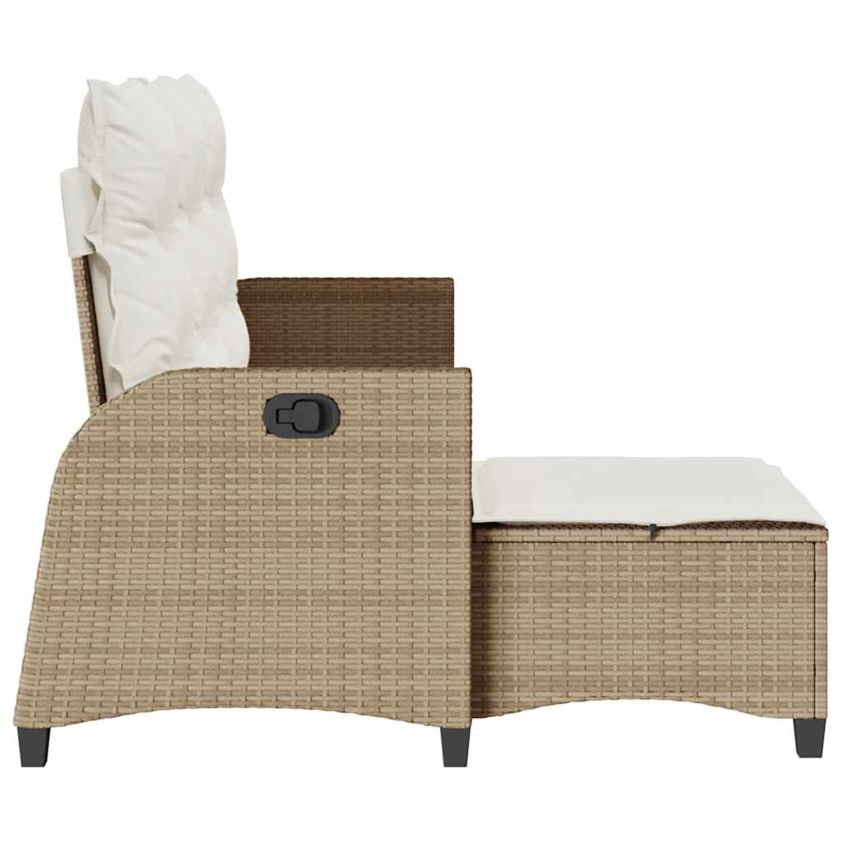 Sedia in rattan, beige, con cuscino bianco, bracciolo. Vista laterale, su sfondo bianco.