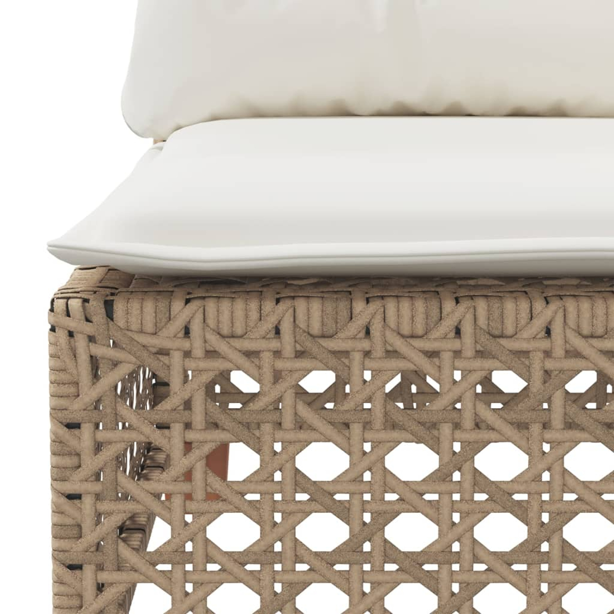 Primo piano di mobili in rattan intrecciato con cuscino bianco. La trama è evidente.