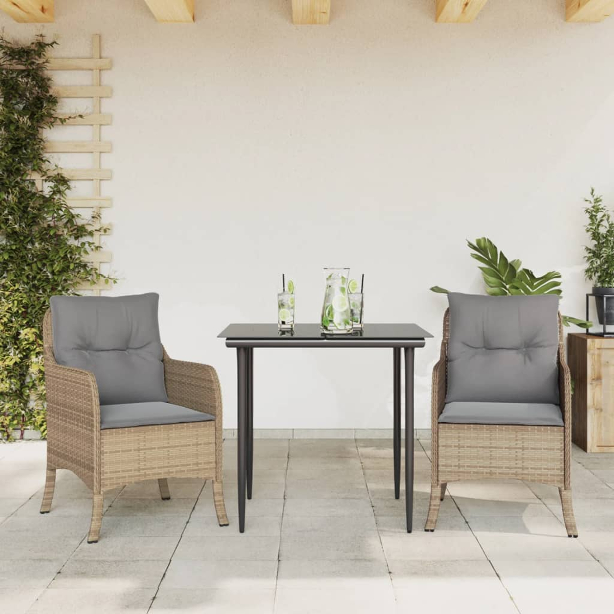 Outdoor-Einstellung mit einem Tisch und zwei Stühlen. Zwei Gläser und eine Kanne sind sichtbar.