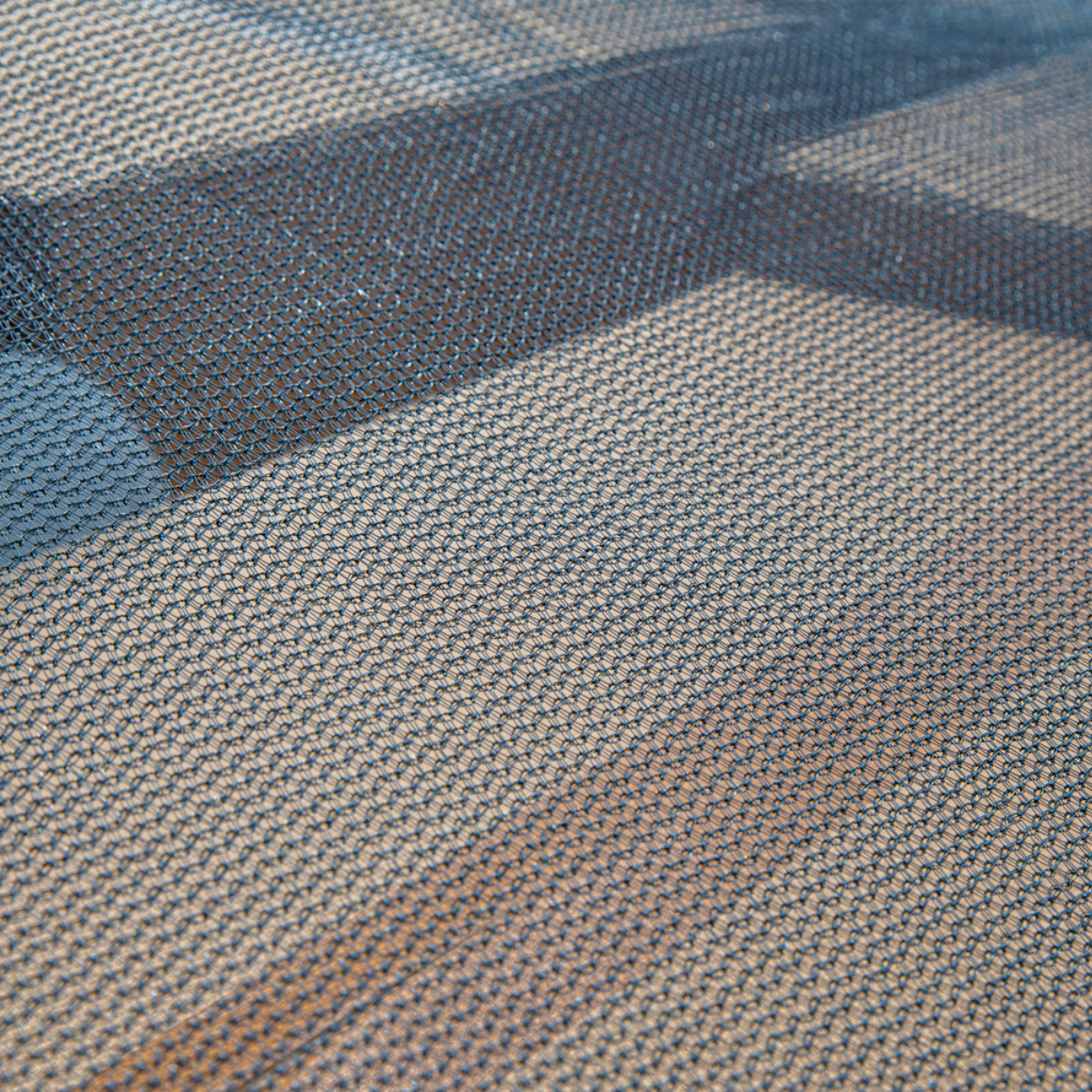 Close-up van een donkergrijs gaas.