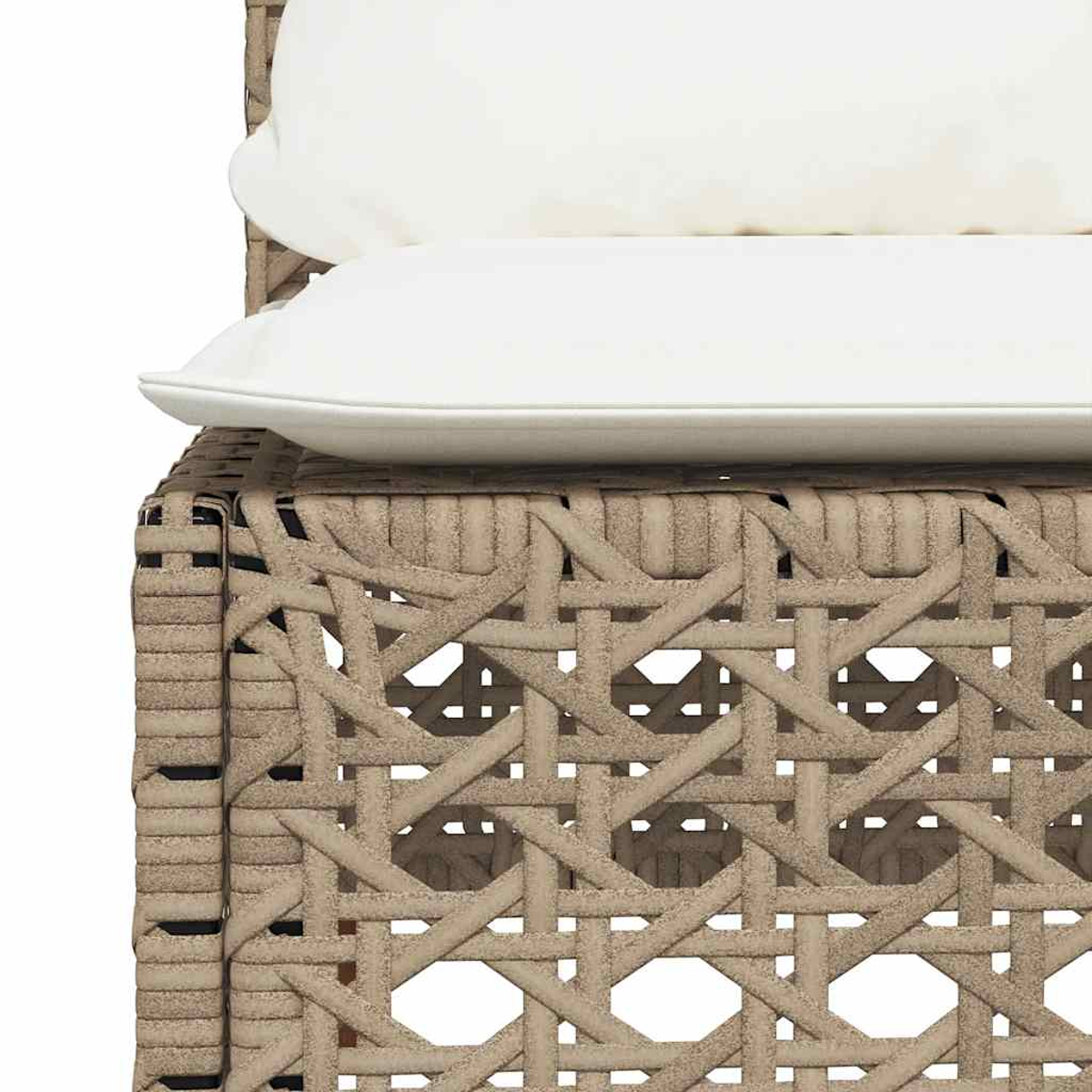 Nahaufnahme eines Rattansofa-Details. Beiges Webmuster mit weißem Kissen. Die Webung bildet eine gitterartige Struktur.