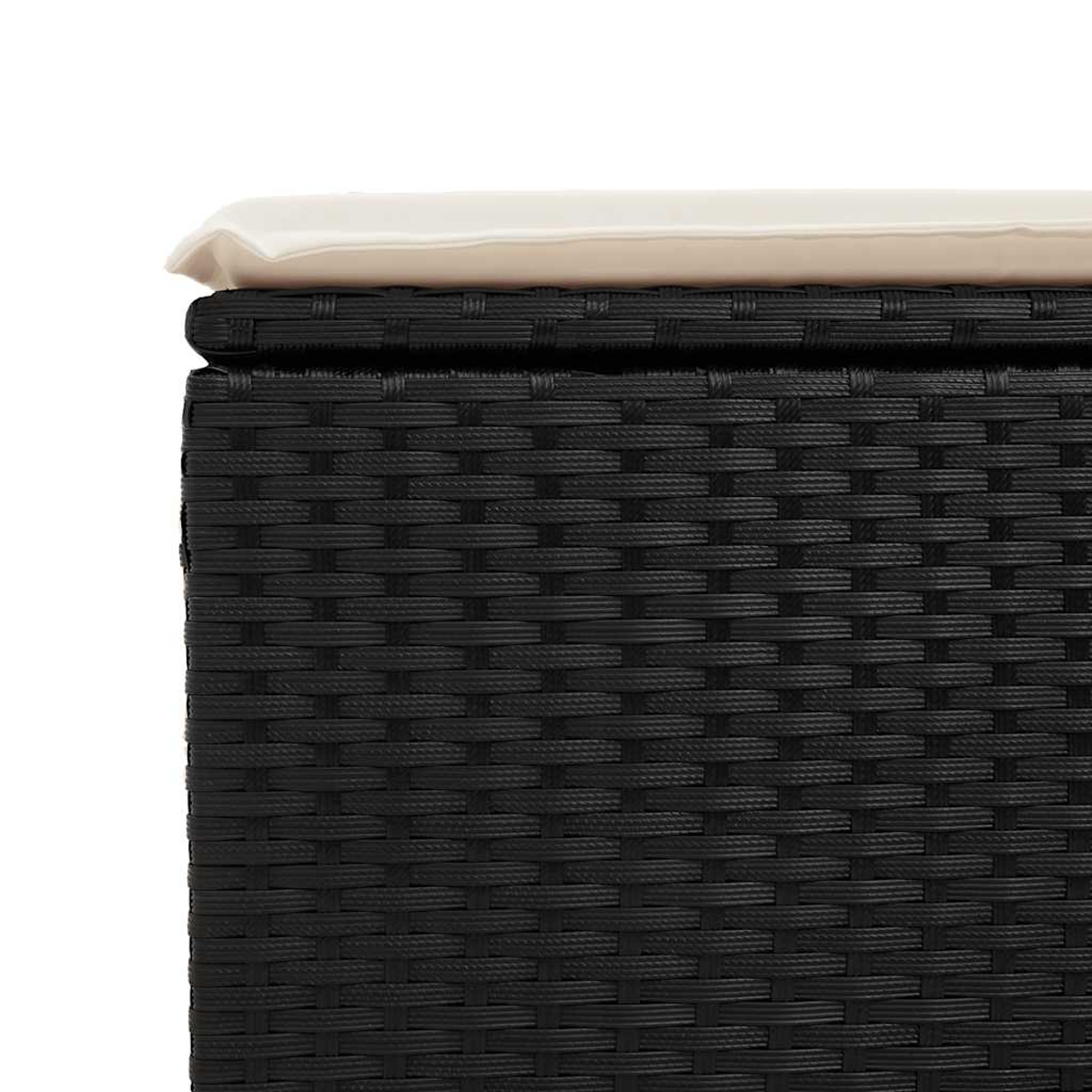 Primo piano di un mobile in vimini nero con un cuscino bianco sopra, dettagli visibili.