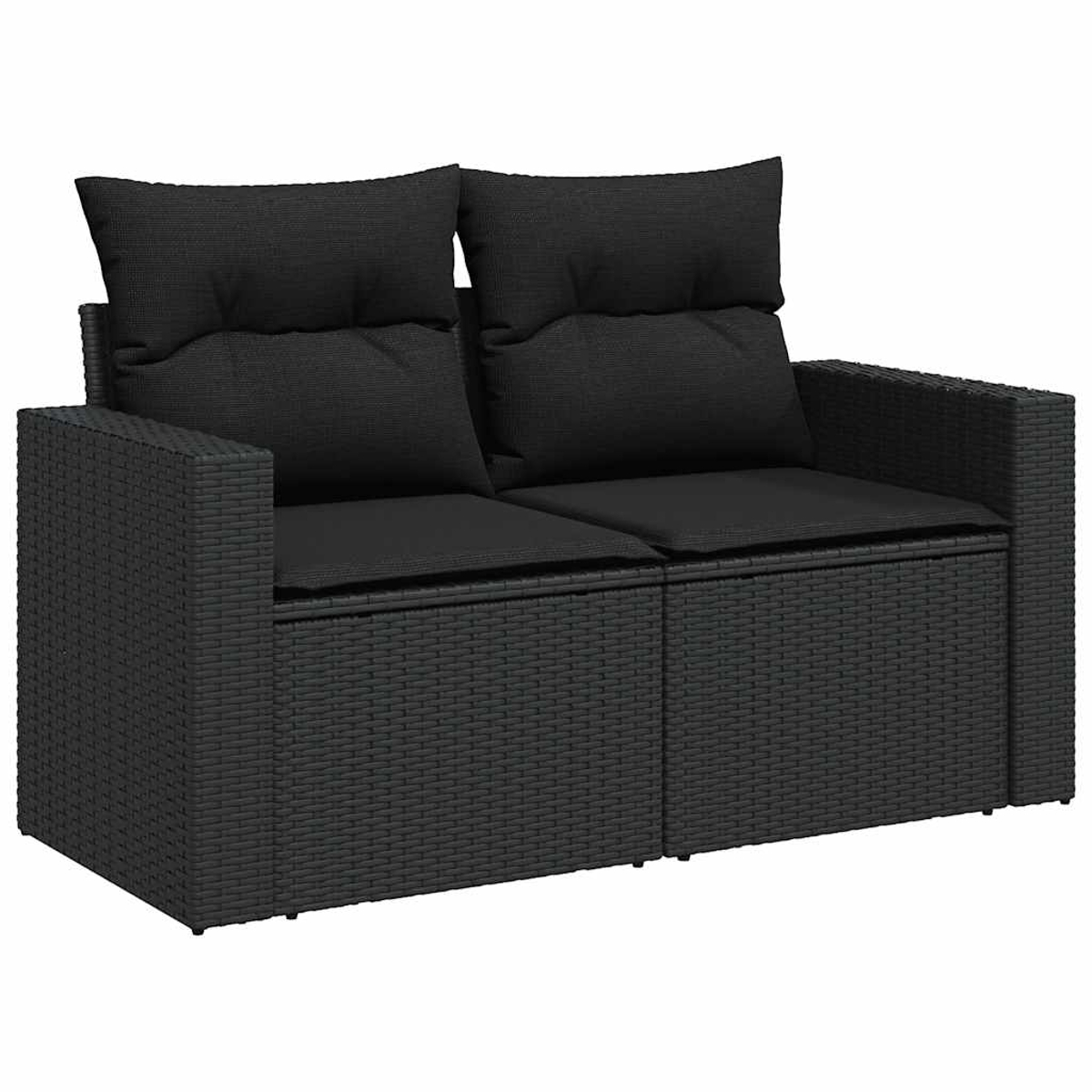 Un divano nero in rattan con due cuscini è mostrato. Lo sfondo è bianco.