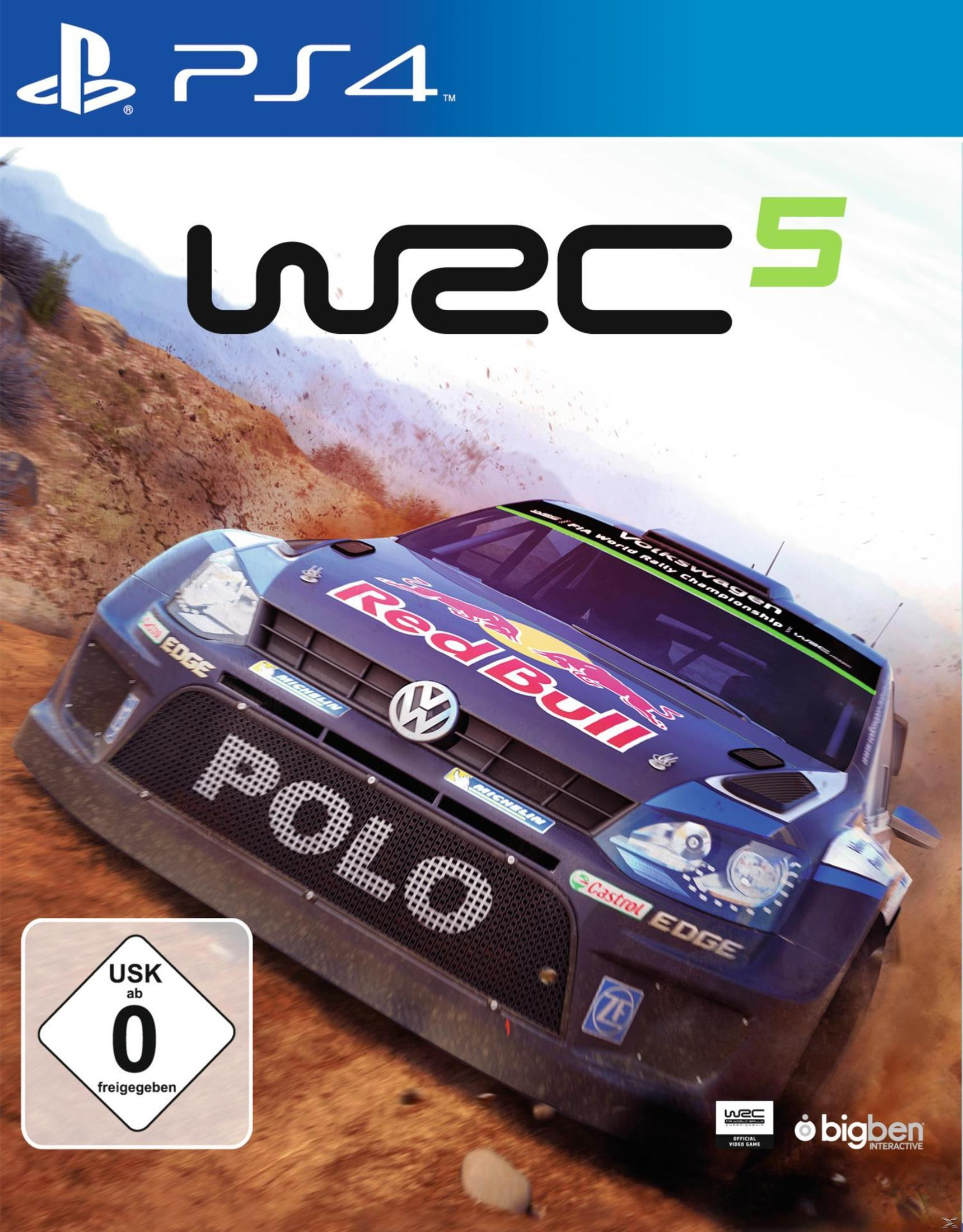 WRC 5 Spielcover. Ein blaues Rallyeauto auf einer Dirt-Strecke mit dem Logo des Spiels. PS4-Logo oben.