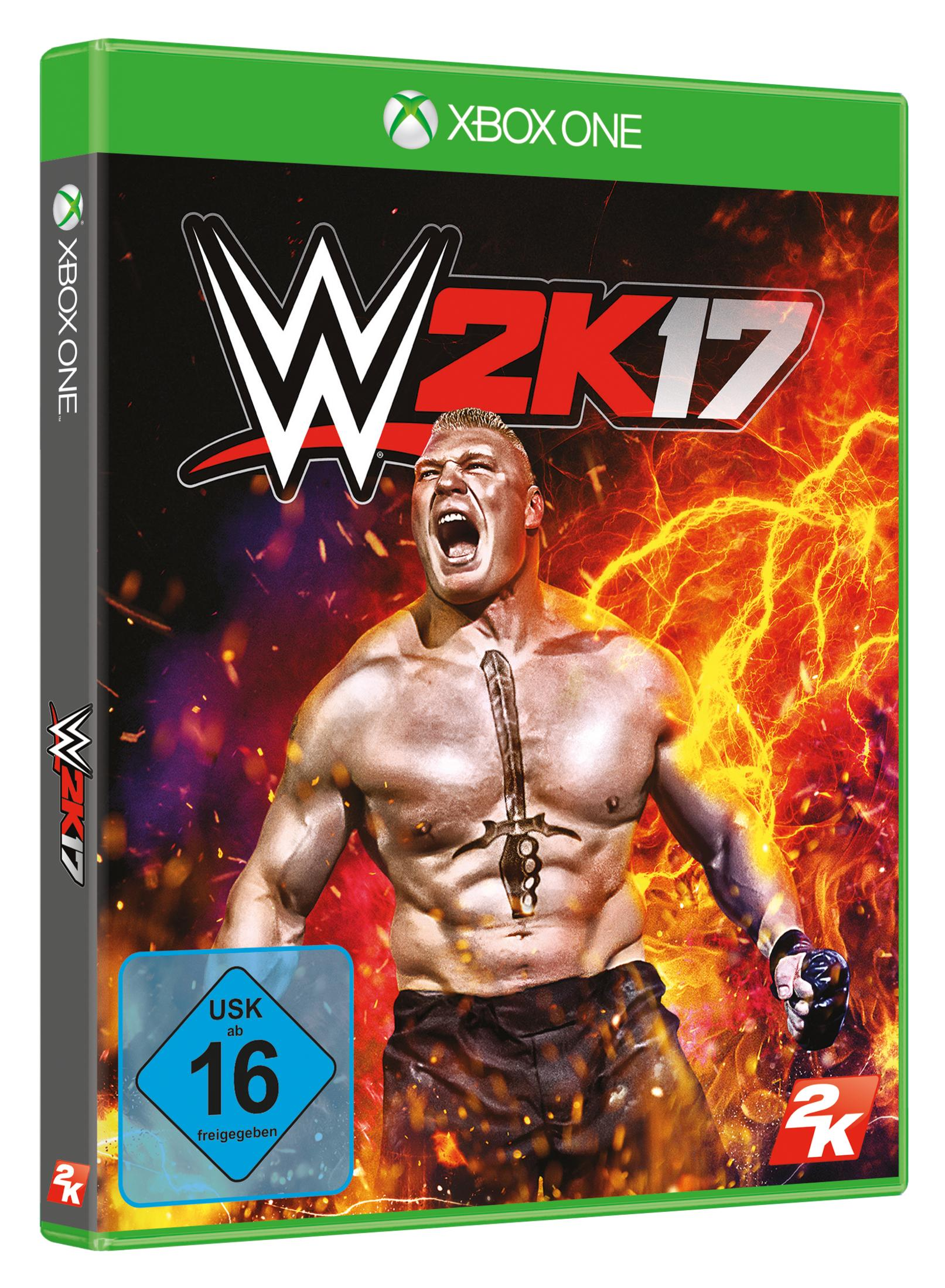 Portada del juego WWE 2K17. Un hombre sin camisa con un tatuaje de espada grita, con fuego de fondo. Logo Xbox One.