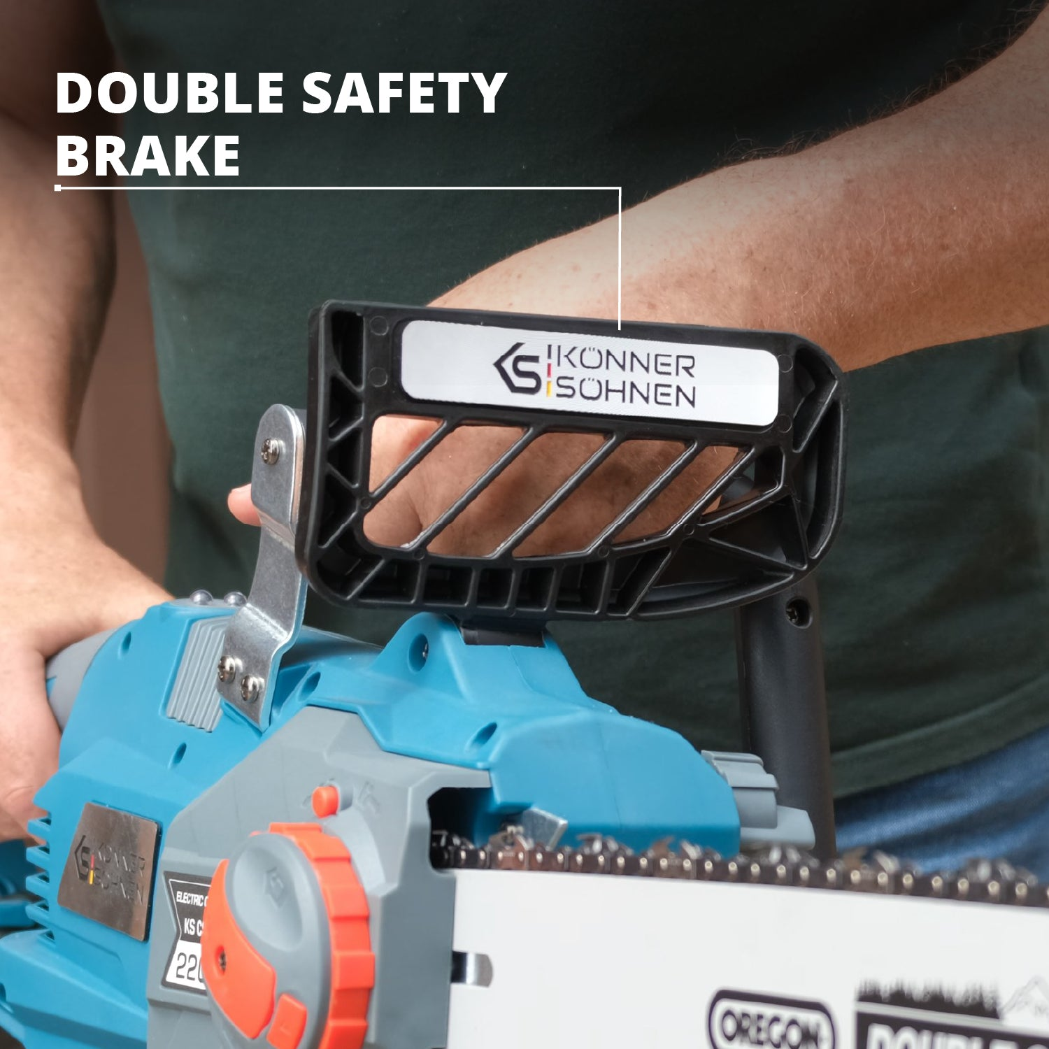 Osoba trzymająca turkusowo-szarą piłę łańcuchową. Etykieta 'Podwójny hamulec bezpieczeństwa'.