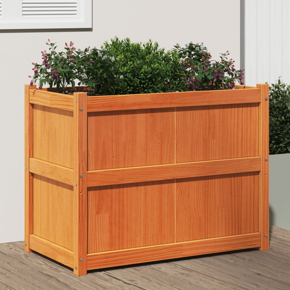 Holz-Pflanzkasten mit Blumen. Das Holz hat eine natürliche Oberfläche.