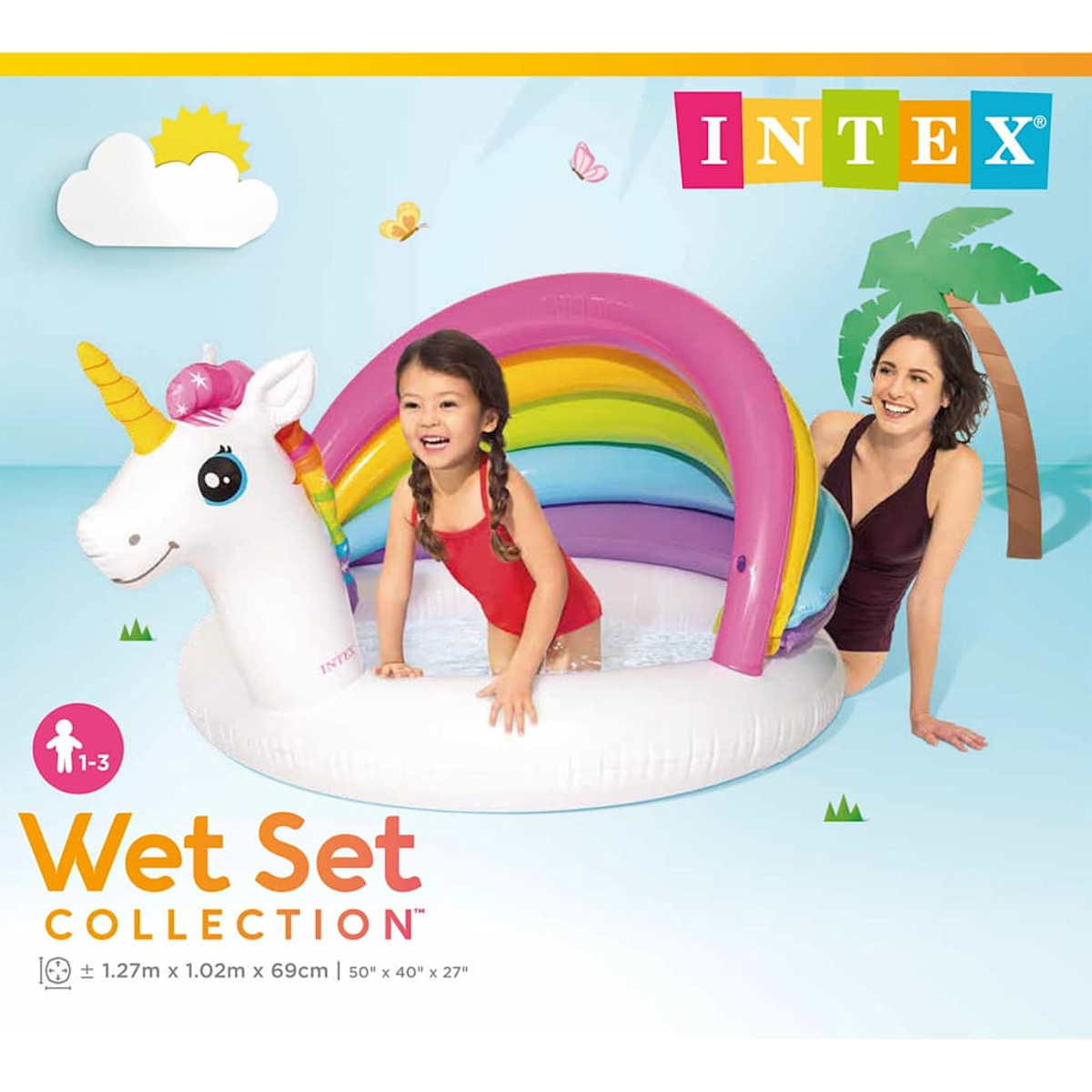 Ein Kind in einem kleinen Pool mit einem Einhorn-Schwimmer. Eine erwachsene Frau steht daneben.