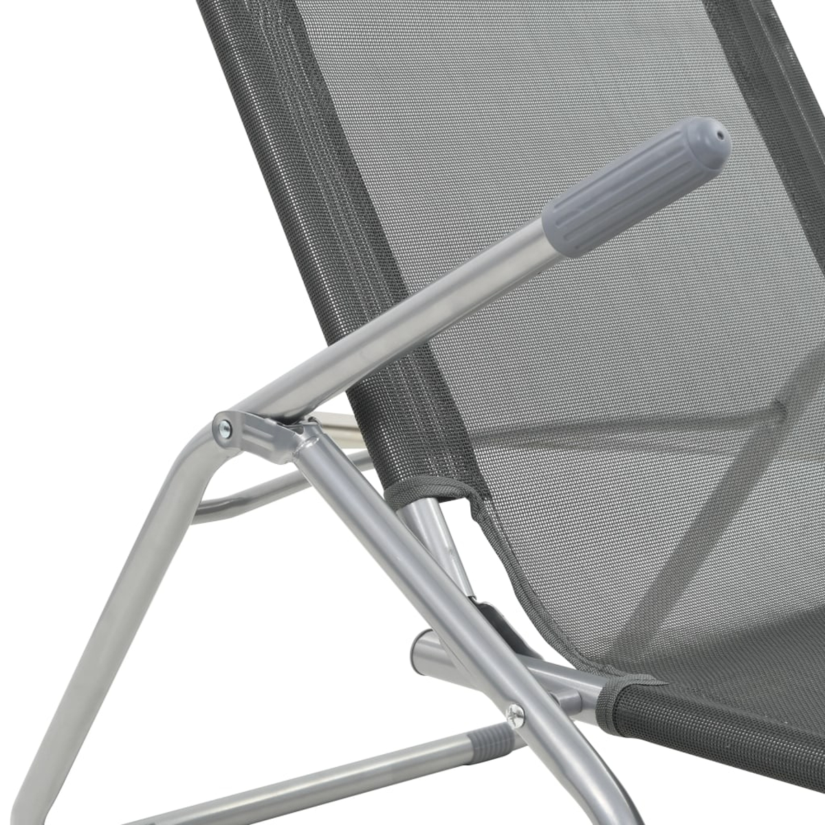 Nahaufnahme einer Metall-Strandkorb-Armlehne und Rahmen. Dunkles Mesh-Gewebe, grauer Griff.