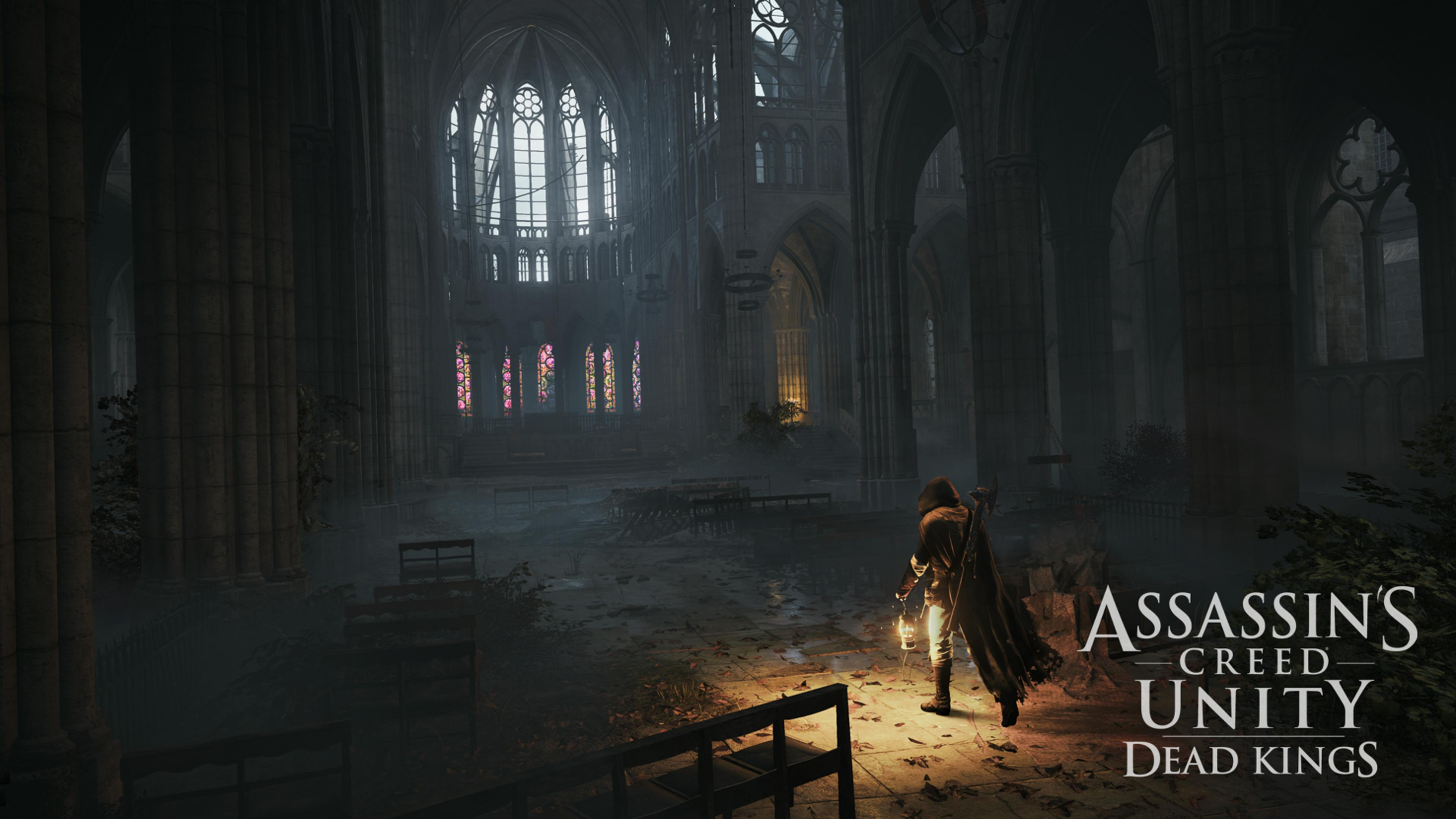 Assassin's Creed Unity: Dunkles Kircheninterieur, Figur mit Laterne, Buntglas, und Torbögen.