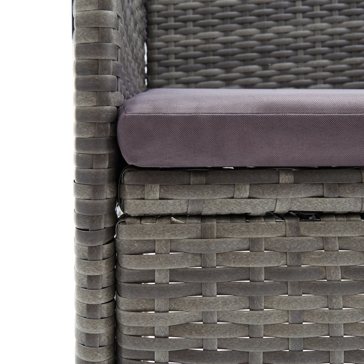 Nahaufnahme eines Rattan-Ecksofas mit einem grauen Kissen. Das Webmuster ist sichtbar.
