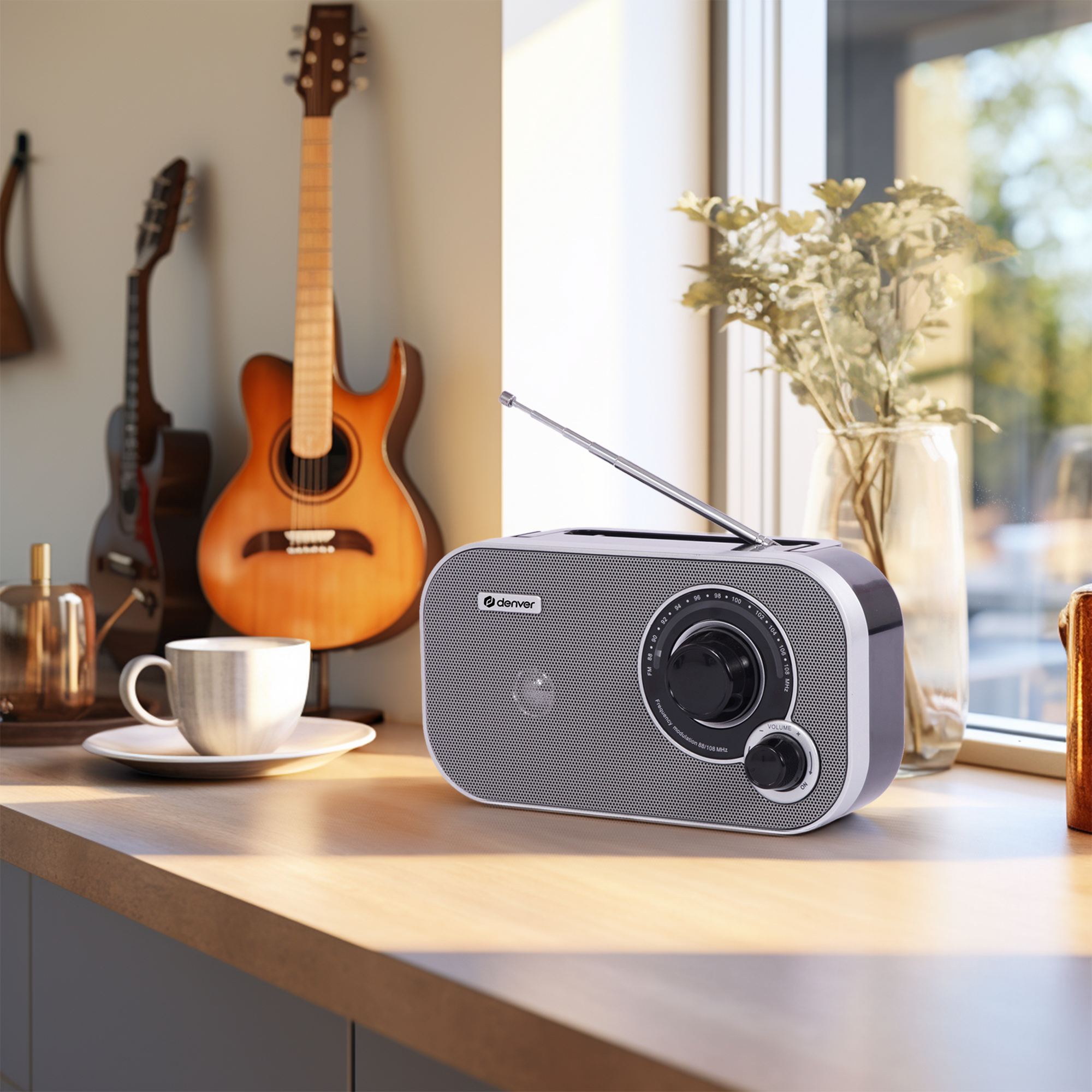 Radio w stylu retro na drewnianym blacie. Dwie gitary i wazon z kwiatami w tle.