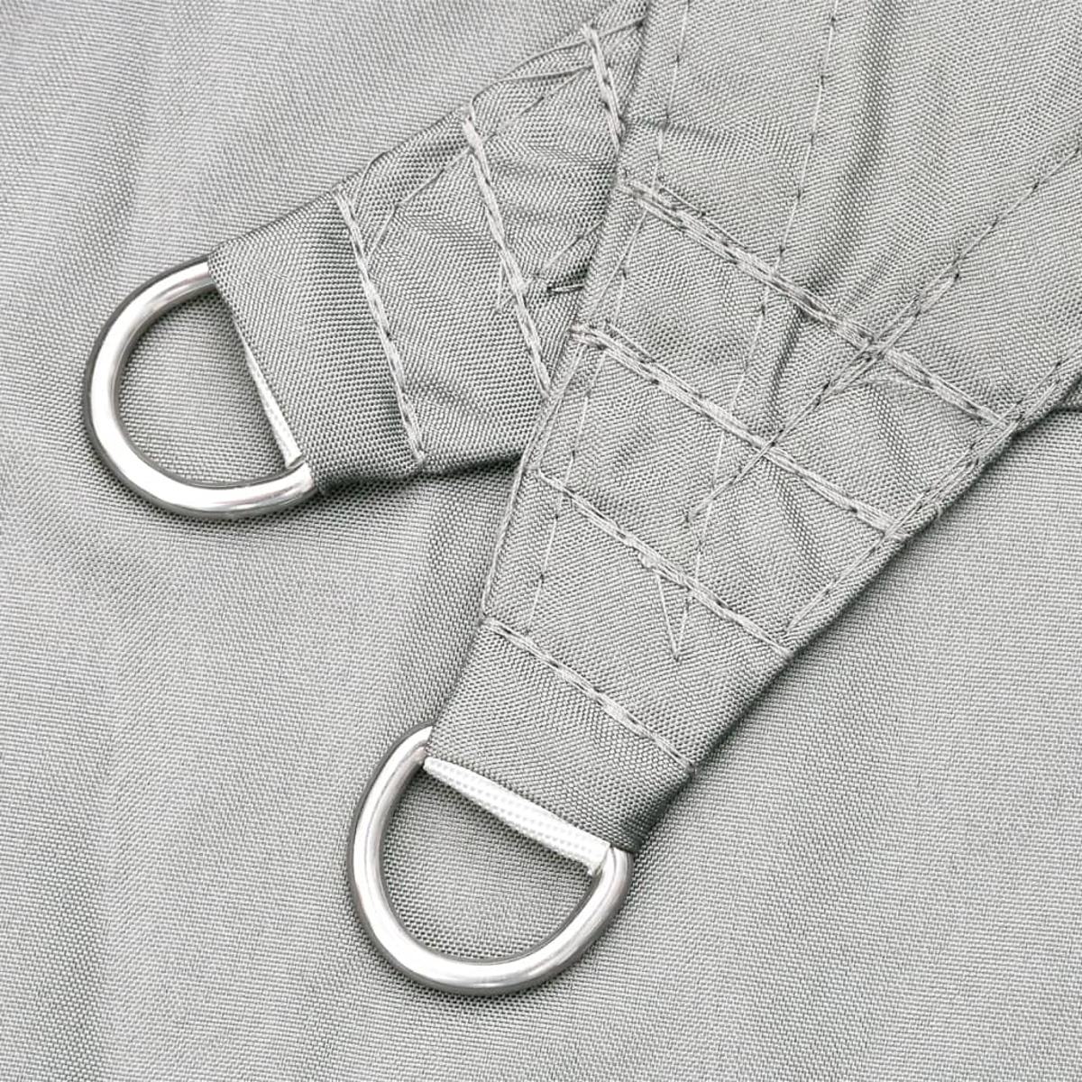 Nahaufnahme von zwei grauen Stoffbändern mit silbernen D-Ringen, auf einem grauen Stoffhintergrund genäht.