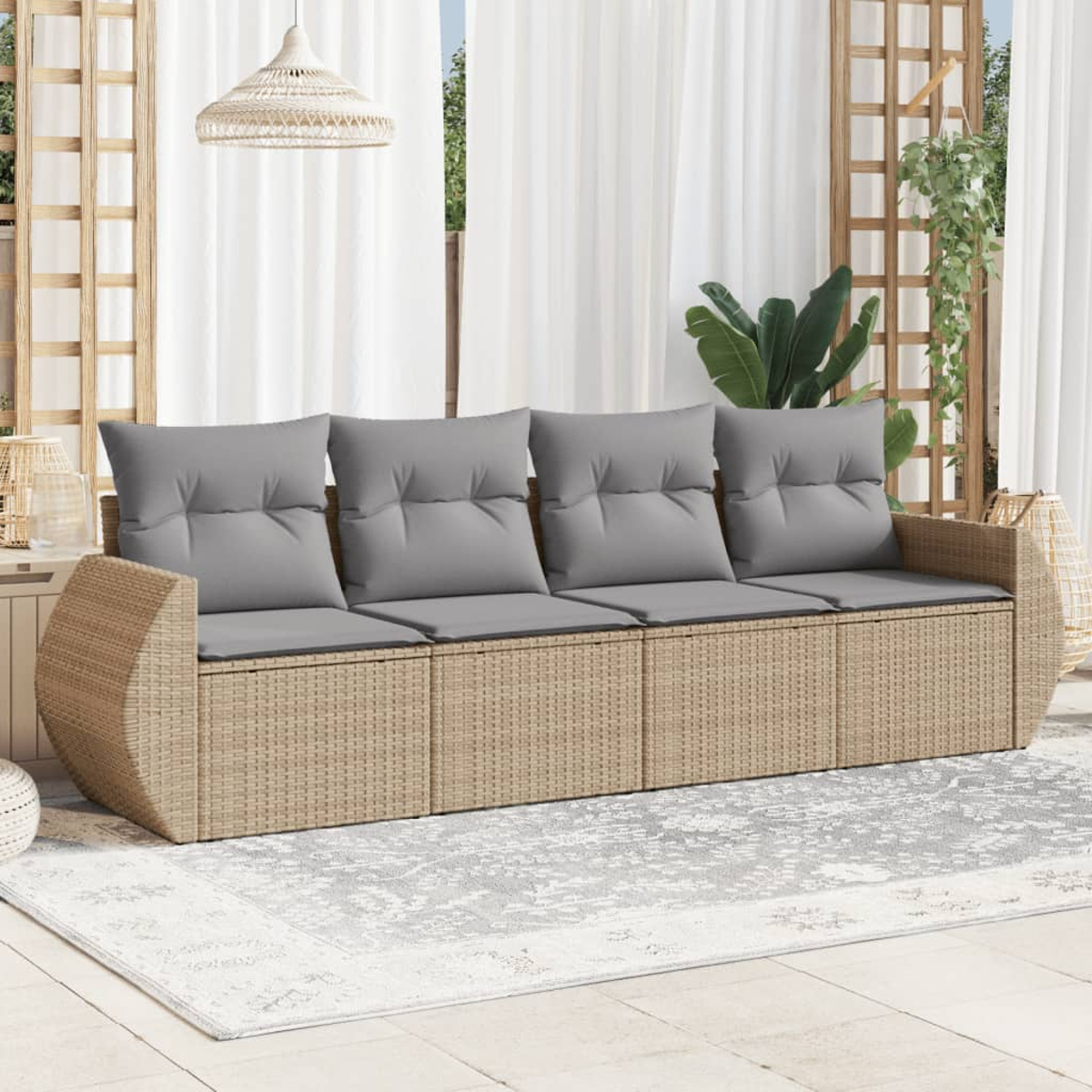 Beiges Korbmöbelsofa mit grauen Kissen. Draußen auf einer Terrasse mit Teppich und transparenten Vorhängen im Hintergrund.