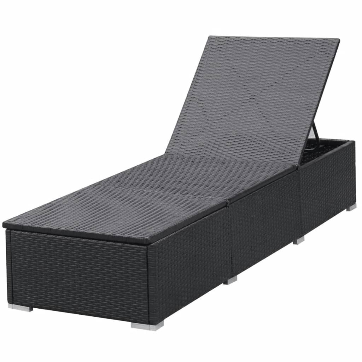 Schwarze Chaiselongue aus Korbgeflecht mit schwarzem Kissen. Es ist draußen auf einer gepflasterten Oberfläche.